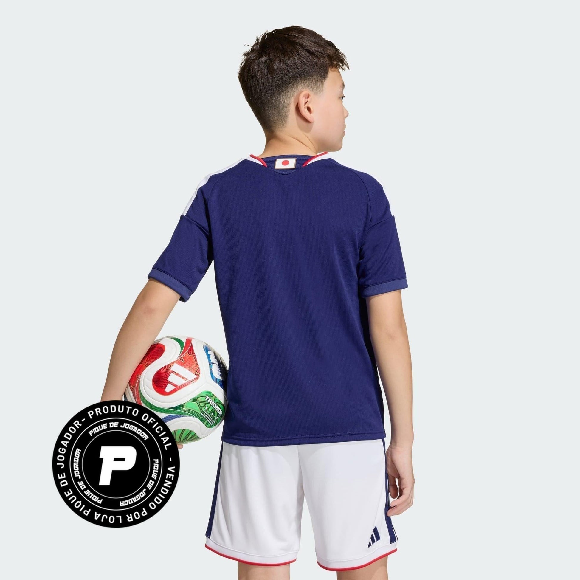 Conjunto Infantil Japão 26/27 Home, Camisas de Futebol, PIQUE DE JOGADOR, A camisa do seu time favorito agora disponível em nossa loja! Confeccionadas com tecido de poliéster de alta qualidade e uma tecnologia respirável de ponta, nossas camisas são uma fusão perfeita de conforto, resistência e frescor duradouro. Sinta-se envolvido(a) em luxo enquanto apoia o seu time, seja nas vibrantes arquibancadas ou no calor da competição nas quadras. O design exclusivo e as cores vibrantes destacam-se, tornando esta c