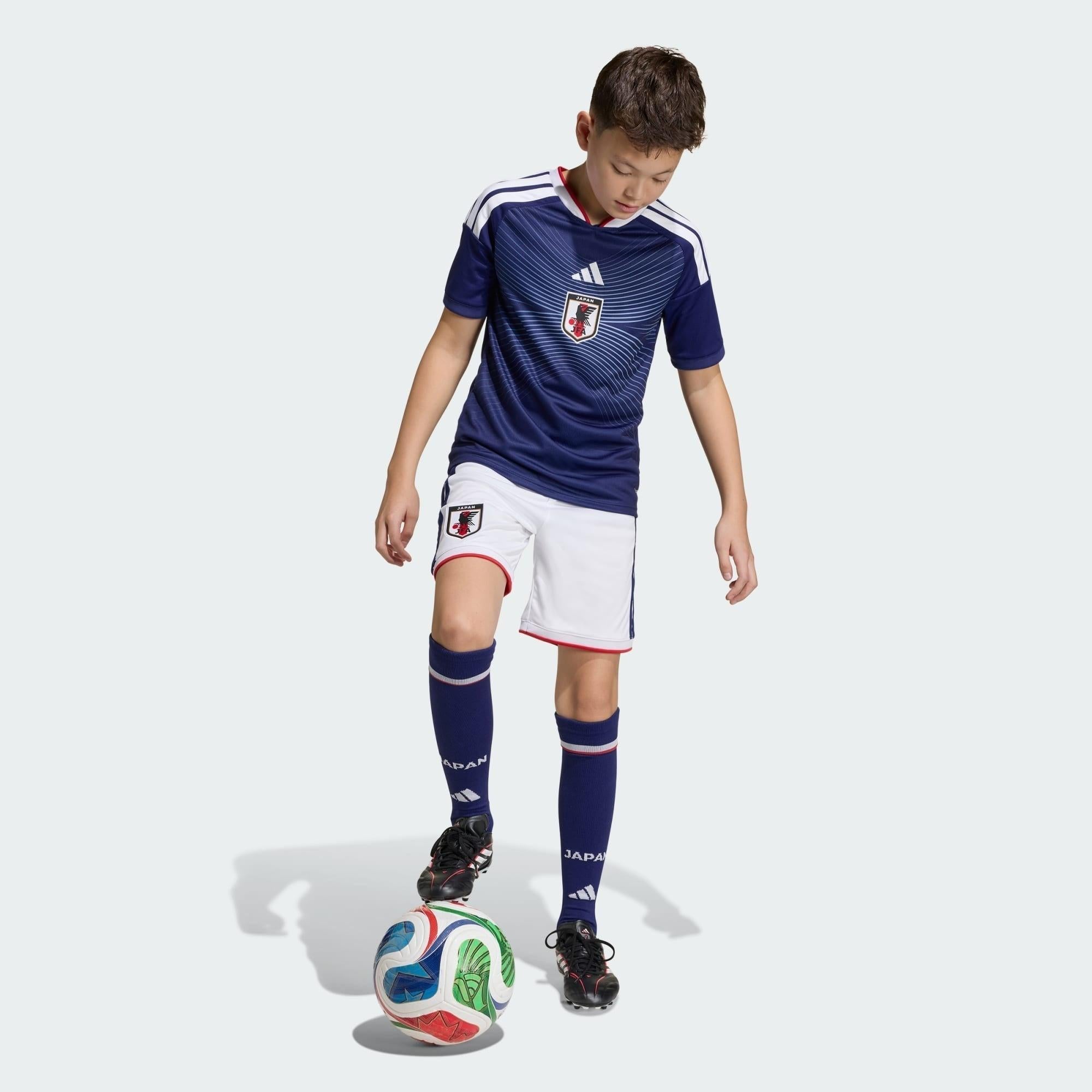 Conjunto Infantil Japão 26/27 Home, Camisas de Futebol, PIQUE DE JOGADOR, A camisa do seu time favorito agora disponível em nossa loja! Confeccionadas com tecido de poliéster de alta qualidade e uma tecnologia respirável de ponta, nossas camisas são uma fusão perfeita de conforto, resistência e frescor duradouro. Sinta-se envolvido(a) em luxo enquanto apoia o seu time, seja nas vibrantes arquibancadas ou no calor da competição nas quadras. O design exclusivo e as cores vibrantes destacam-se, tornando esta c