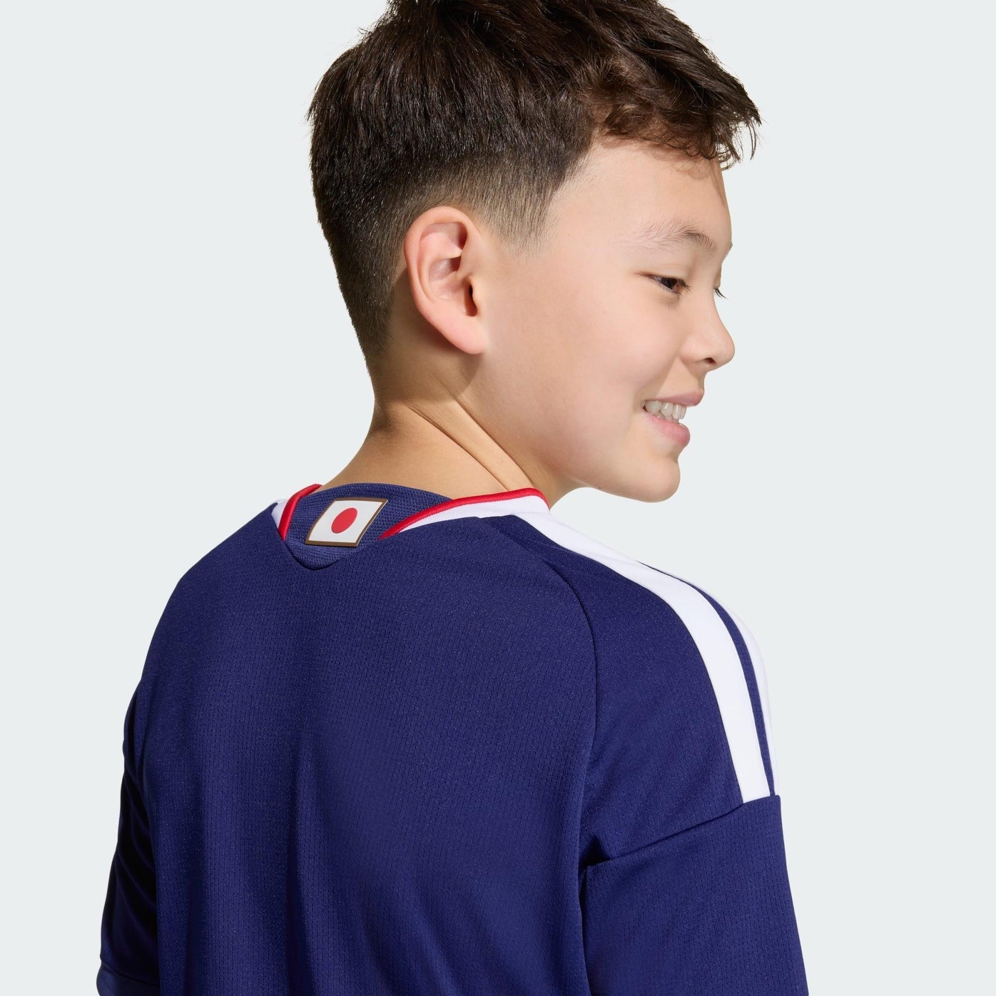 Conjunto Infantil Japão 26/27 Home, Camisas de Futebol, PIQUE DE JOGADOR, A camisa do seu time favorito agora disponível em nossa loja! Confeccionadas com tecido de poliéster de alta qualidade e uma tecnologia respirável de ponta, nossas camisas são uma fusão perfeita de conforto, resistência e frescor duradouro. Sinta-se envolvido(a) em luxo enquanto apoia o seu time, seja nas vibrantes arquibancadas ou no calor da competição nas quadras. O design exclusivo e as cores vibrantes destacam-se, tornando esta c