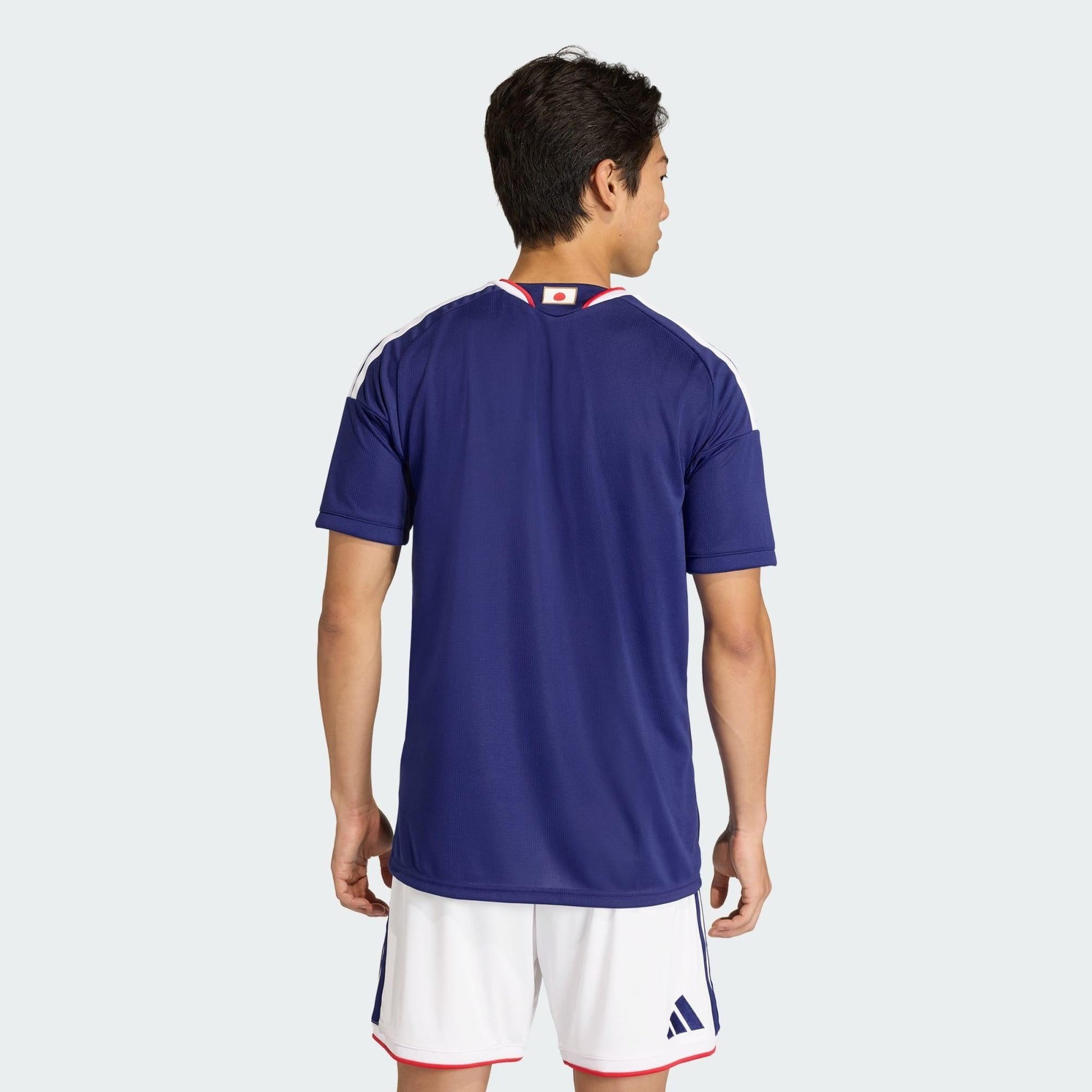 Camisa Japão 26/27 Home, , PIQUE DE JOGADOR, A camisa do seu time favorito agora disponível em nossa loja! Confeccionadas com tecido de poliéster de alta qualidade e uma tecnologia respirável de ponta, nossas camisas são uma fusão perfeita de conforto, resistência e frescor duradouro. Sinta-se envolvido(a) em luxo enquanto apoia o seu time, seja nas vibrantes arquibancadas ou no calor da competição nas quadras. O design exclusivo e as cores vibrantes destacam-se, tornando esta camisa um ícone de estilo para