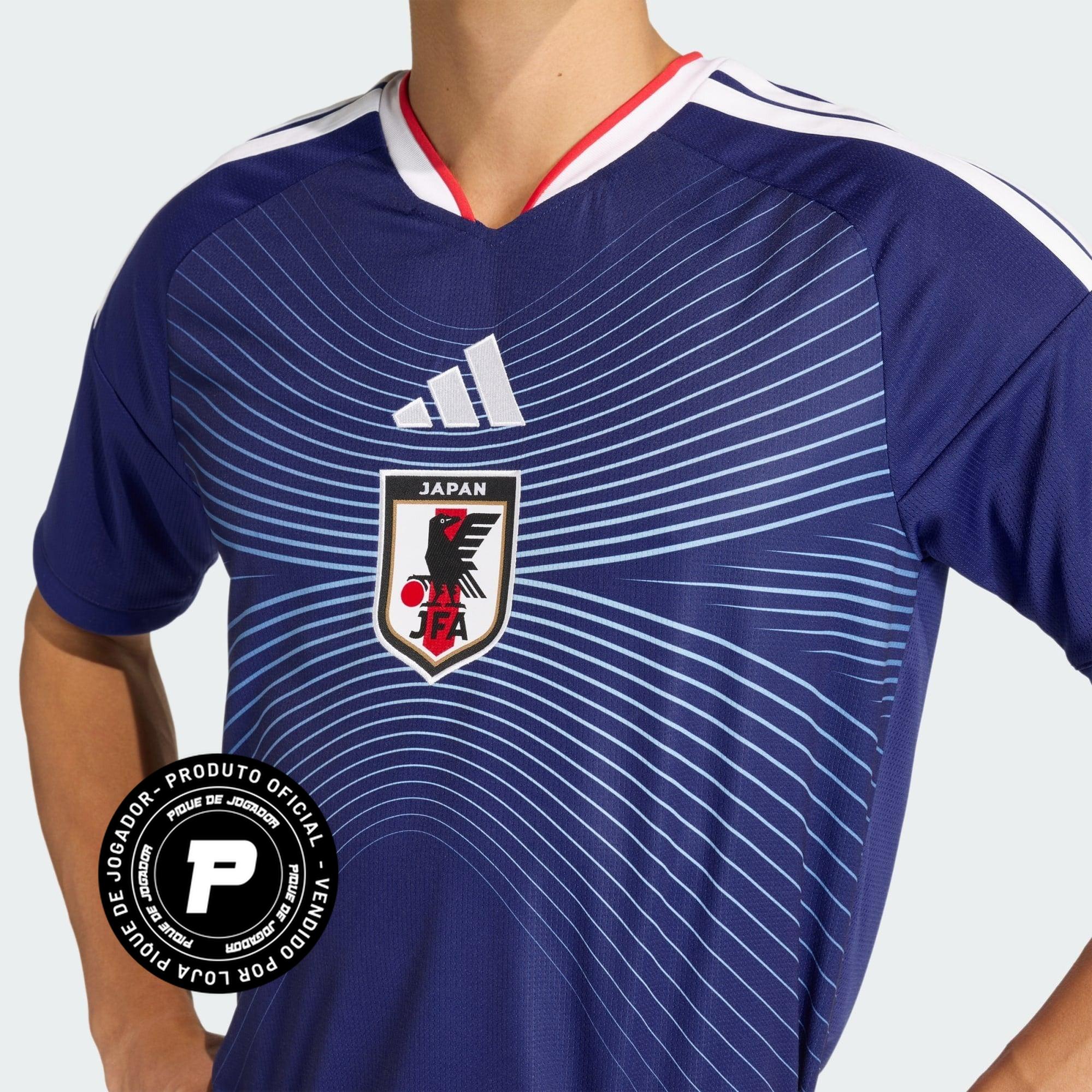 Camisa Japão 26/27 Home, , PIQUE DE JOGADOR, A camisa do seu time favorito agora disponível em nossa loja! Confeccionadas com tecido de poliéster de alta qualidade e uma tecnologia respirável de ponta, nossas camisas são uma fusão perfeita de conforto, resistência e frescor duradouro. Sinta-se envolvido(a) em luxo enquanto apoia o seu time, seja nas vibrantes arquibancadas ou no calor da competição nas quadras. O design exclusivo e as cores vibrantes destacam-se, tornando esta camisa um ícone de estilo para