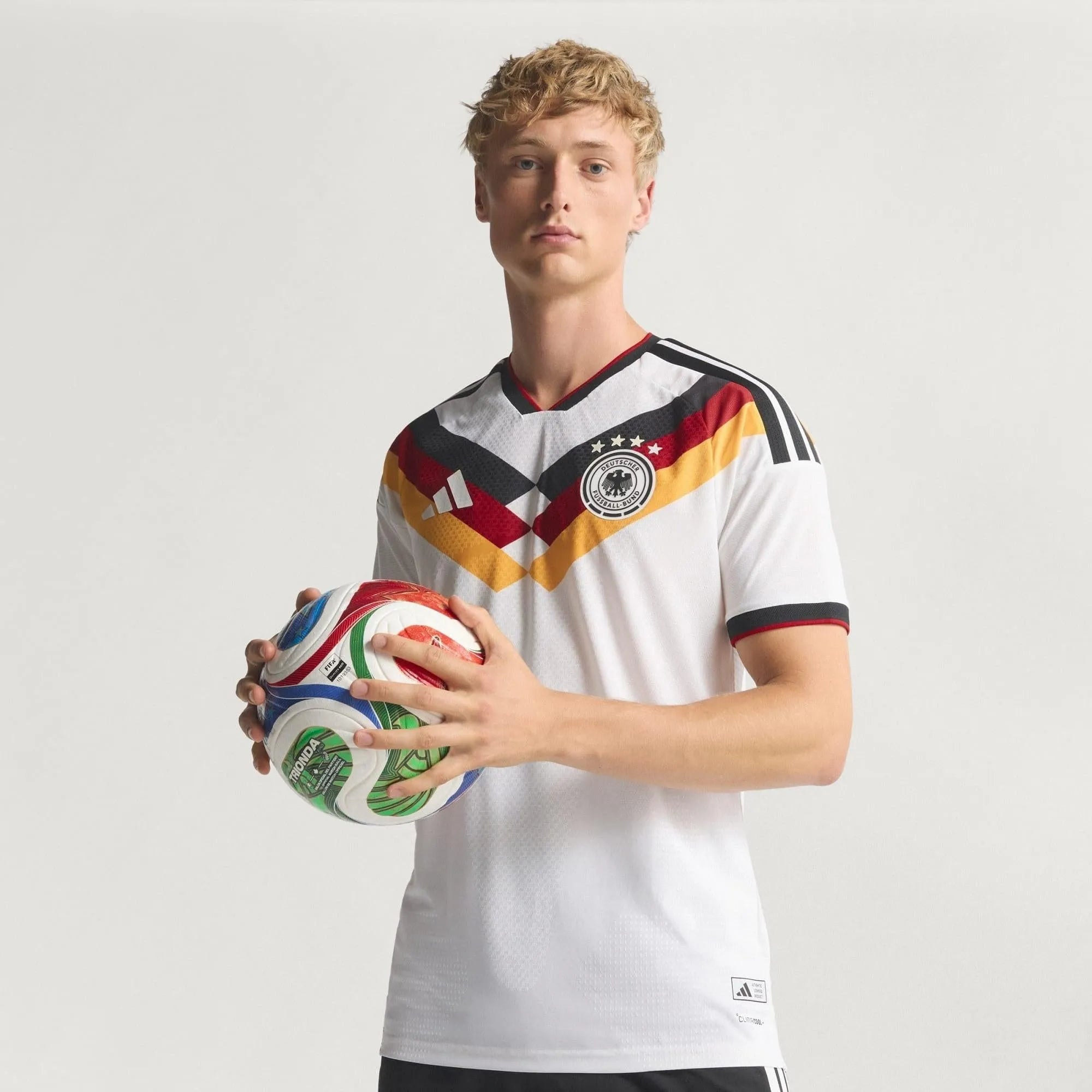 Camisa Alemanha 26/27 Home Jogador, Camisas de Futebol, PIQUE DE JOGADOR, A camisa do seu time favorito agora disponível em nossa loja! Confeccionadas com tecido de poliéster de alta qualidade e uma tecnologia respirável de ponta, nossas camisas são uma fusão perfeita de conforto, resistência e frescor duradouro. Sinta-se envolvido(a) em luxo enquanto apoia o seu time, seja nas vibrantes arquibancadas ou no calor da competição nas quadras. O design exclusivo e as cores vibrantes destacam-se, tornando esta c