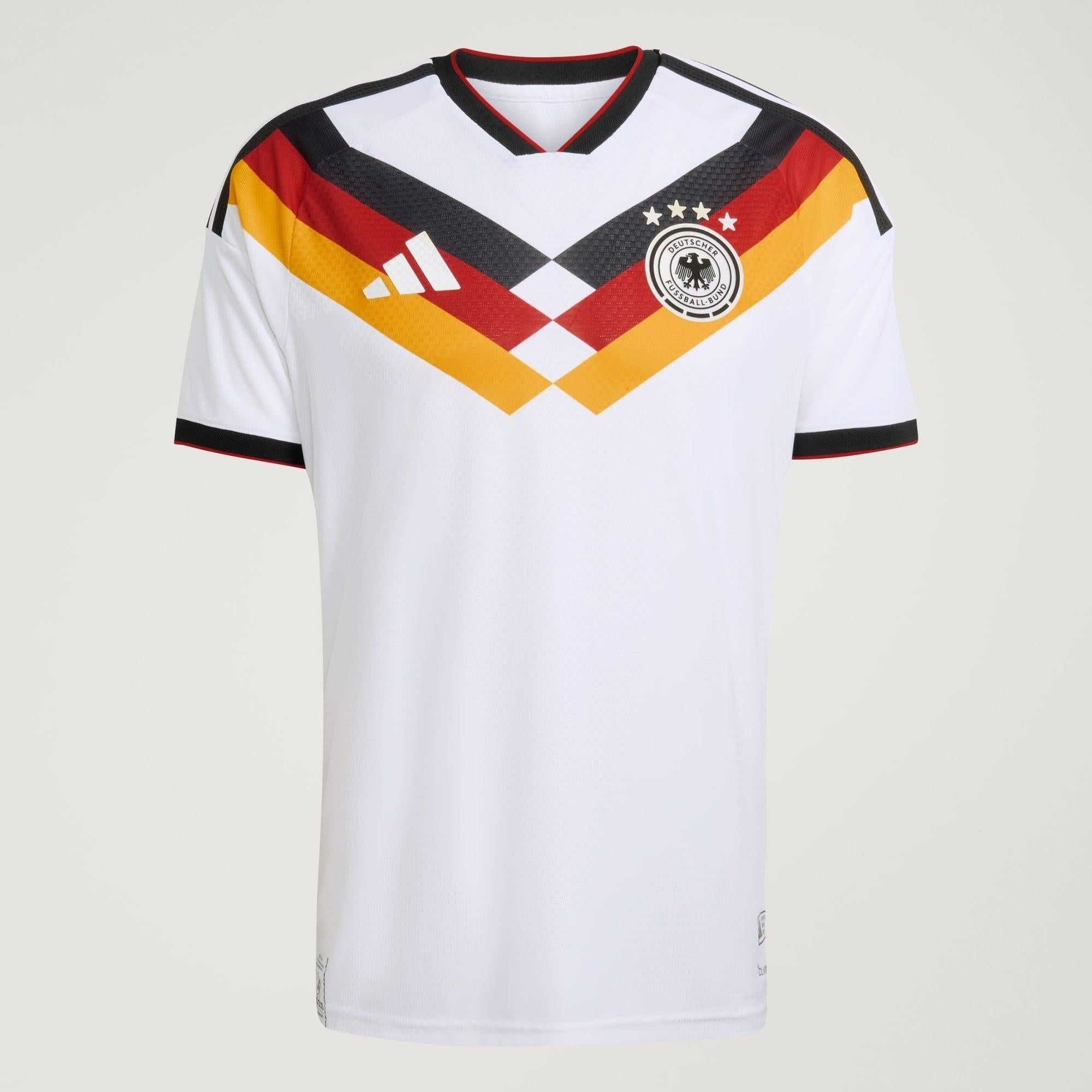 Camisa Alemanha 26/27 Home Jogador, Camisas de Futebol, PIQUE DE JOGADOR, A camisa do seu time favorito agora disponível em nossa loja! Confeccionadas com tecido de poliéster de alta qualidade e uma tecnologia respirável de ponta, nossas camisas são uma fusão perfeita de conforto, resistência e frescor duradouro. Sinta-se envolvido(a) em luxo enquanto apoia o seu time, seja nas vibrantes arquibancadas ou no calor da competição nas quadras. O design exclusivo e as cores vibrantes destacam-se, tornando esta c