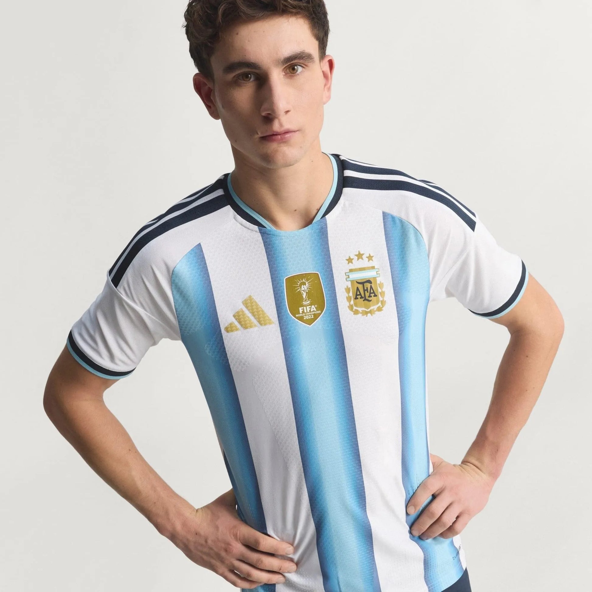 Camisa Argentina 26/27 Home Jogador, Camisas de Futebol, PIQUE DE JOGADOR, A camisa do seu time favorito agora disponível em nossa loja! Confeccionadas com tecido de poliéster de alta qualidade e uma tecnologia respirável de ponta, nossas camisas são uma fusão perfeita de conforto, resistência e frescor duradouro. Sinta-se envolvido(a) em luxo enquanto apoia o seu time, seja nas vibrantes arquibancadas ou no calor da competição nas quadras. O design exclusivo e as cores vibrantes destacam-se, tornando esta 