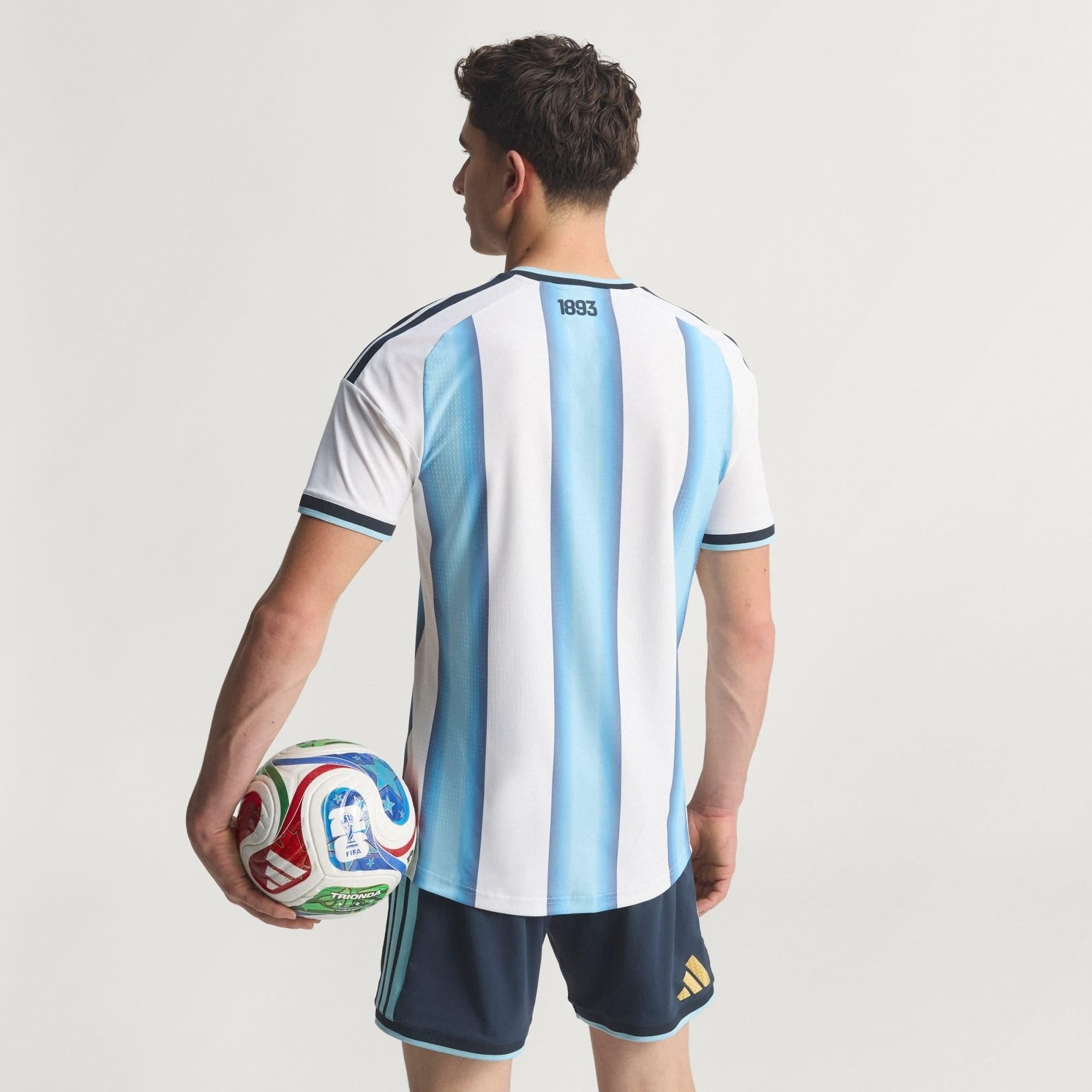 Camisa Argentina 26/27 Home Jogador, Camisas de Futebol, PIQUE DE JOGADOR, A camisa do seu time favorito agora disponível em nossa loja! Confeccionadas com tecido de poliéster de alta qualidade e uma tecnologia respirável de ponta, nossas camisas são uma fusão perfeita de conforto, resistência e frescor duradouro. Sinta-se envolvido(a) em luxo enquanto apoia o seu time, seja nas vibrantes arquibancadas ou no calor da competição nas quadras. O design exclusivo e as cores vibrantes destacam-se, tornando esta 