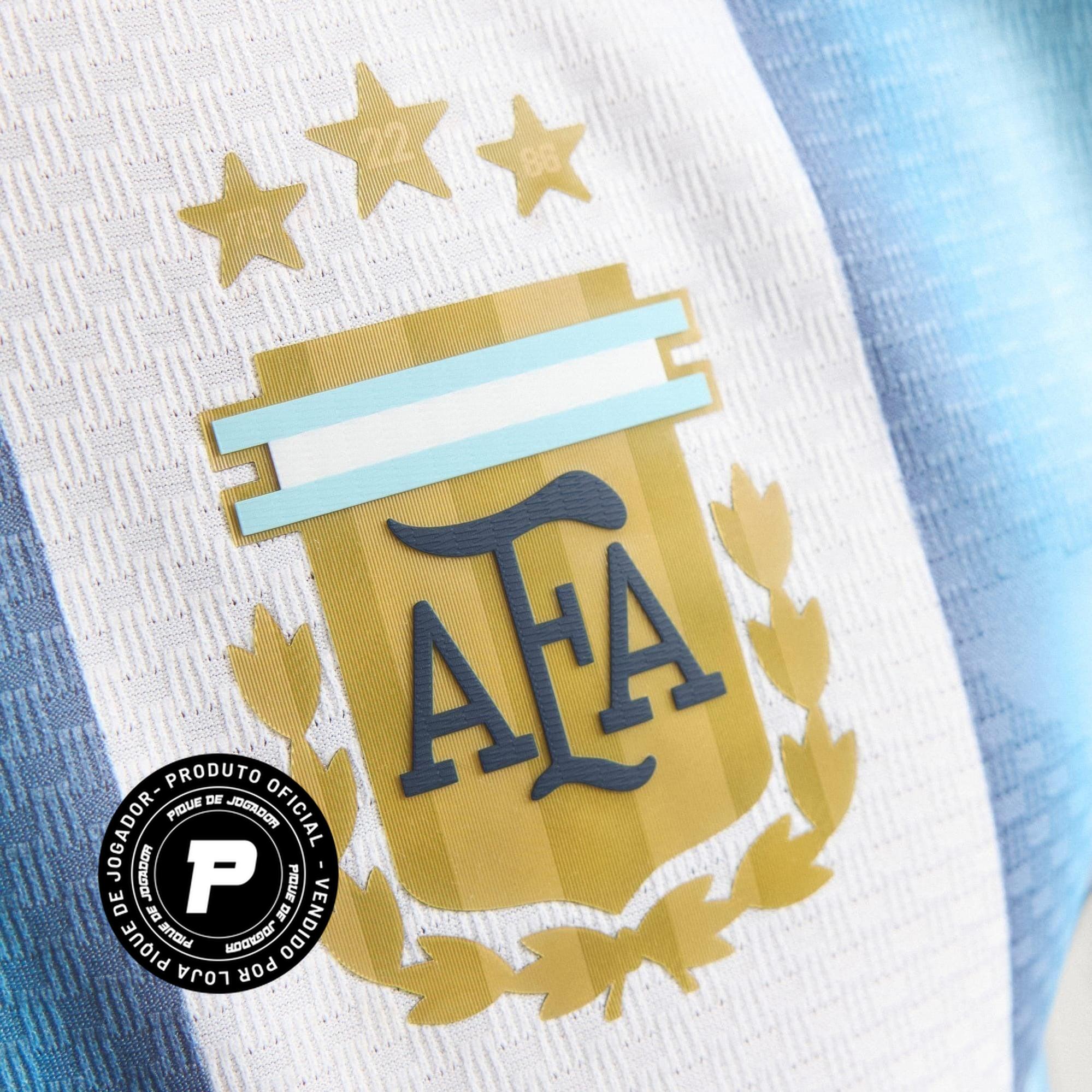 Camisa Argentina 26/27 Home Jogador, Camisas de Futebol, PIQUE DE JOGADOR, A camisa do seu time favorito agora disponível em nossa loja! Confeccionadas com tecido de poliéster de alta qualidade e uma tecnologia respirável de ponta, nossas camisas são uma fusão perfeita de conforto, resistência e frescor duradouro. Sinta-se envolvido(a) em luxo enquanto apoia o seu time, seja nas vibrantes arquibancadas ou no calor da competição nas quadras. O design exclusivo e as cores vibrantes destacam-se, tornando esta 