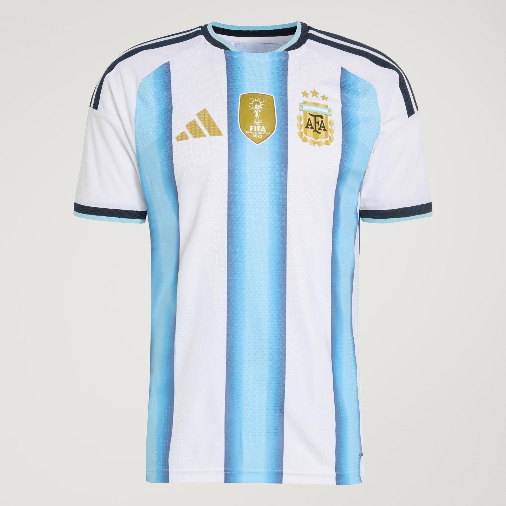 Camisa Argentina 26/27 Home Jogador, Camisas de Futebol, PIQUE DE JOGADOR, A camisa do seu time favorito agora disponível em nossa loja! Confeccionadas com tecido de poliéster de alta qualidade e uma tecnologia respirável de ponta, nossas camisas são uma fusão perfeita de conforto, resistência e frescor duradouro. Sinta-se envolvido(a) em luxo enquanto apoia o seu time, seja nas vibrantes arquibancadas ou no calor da competição nas quadras. O design exclusivo e as cores vibrantes destacam-se, tornando esta 