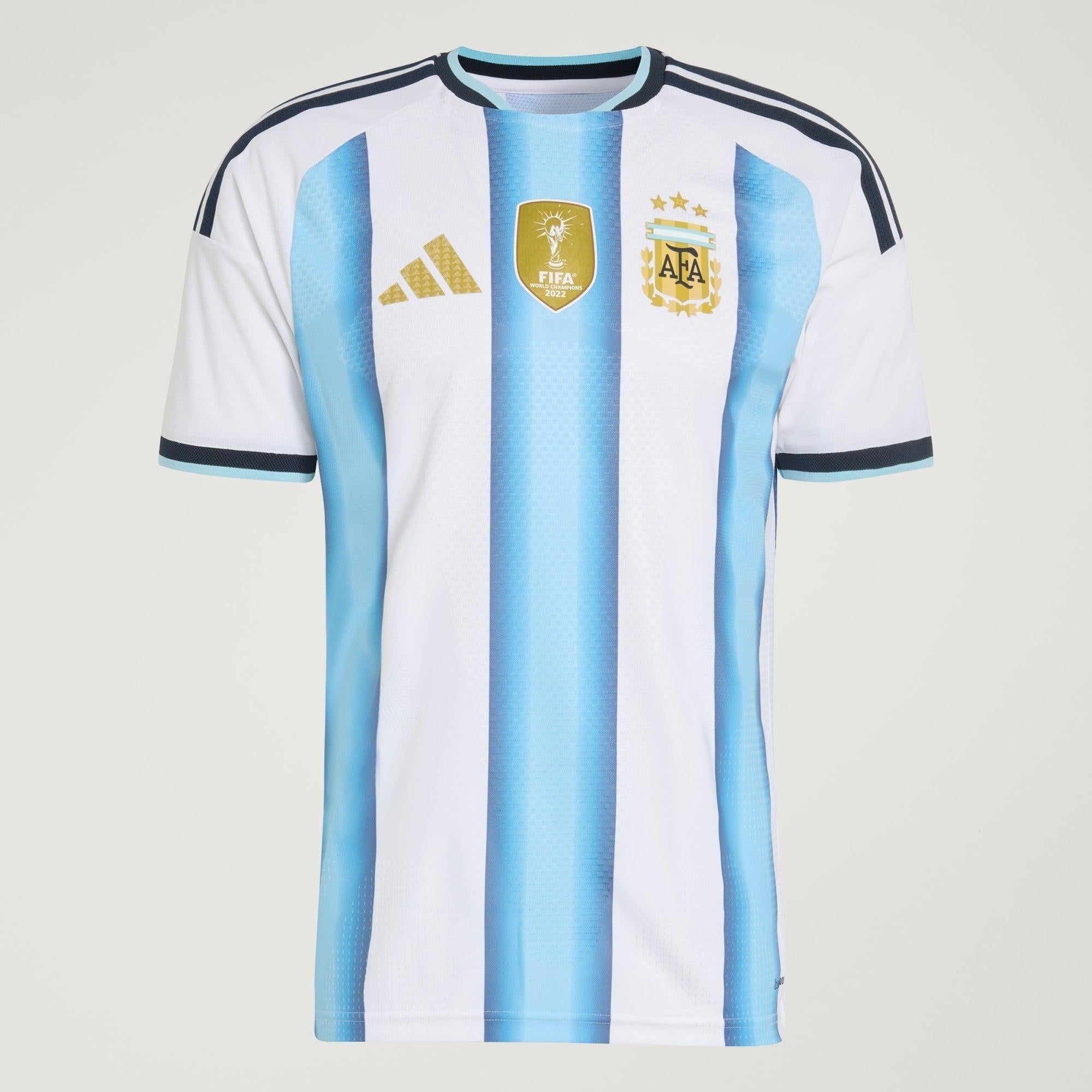 Camisa Argentina 26/27 Home Jogador, Camisas de Futebol, PIQUE DE JOGADOR, A camisa do seu time favorito agora disponível em nossa loja! Confeccionadas com tecido de poliéster de alta qualidade e uma tecnologia respirável de ponta, nossas camisas são uma fusão perfeita de conforto, resistência e frescor duradouro. Sinta-se envolvido(a) em luxo enquanto apoia o seu time, seja nas vibrantes arquibancadas ou no calor da competição nas quadras. O design exclusivo e as cores vibrantes destacam-se, tornando esta 
