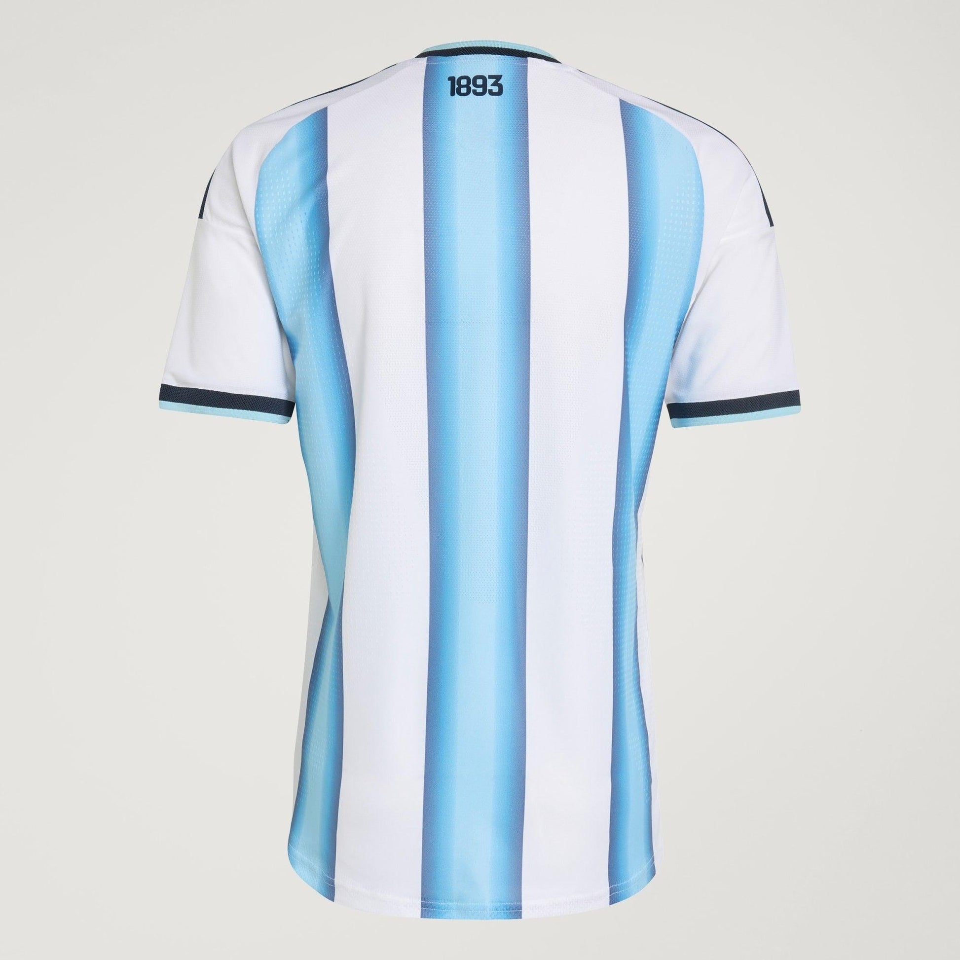 Camisa Argentina 26/27 Home Jogador, Camisas de Futebol, PIQUE DE JOGADOR, A camisa do seu time favorito agora disponível em nossa loja! Confeccionadas com tecido de poliéster de alta qualidade e uma tecnologia respirável de ponta, nossas camisas são uma fusão perfeita de conforto, resistência e frescor duradouro. Sinta-se envolvido(a) em luxo enquanto apoia o seu time, seja nas vibrantes arquibancadas ou no calor da competição nas quadras. O design exclusivo e as cores vibrantes destacam-se, tornando esta 
