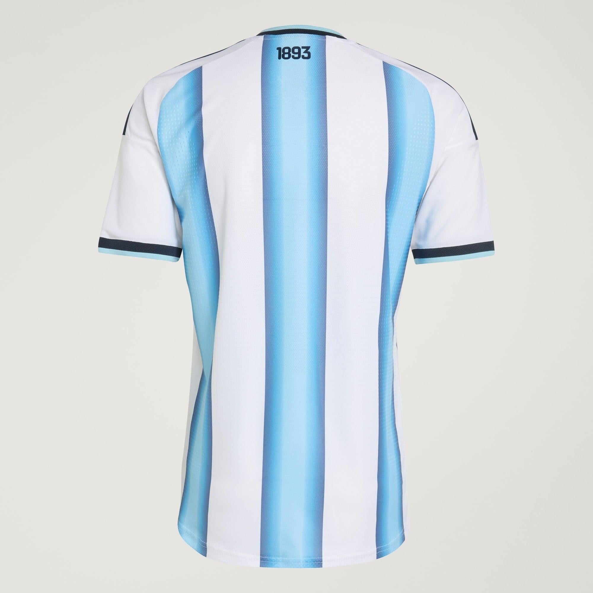 Camisa Argentina 26/27 Home Jogador, Camisas de Futebol, PIQUE DE JOGADOR, A camisa do seu time favorito agora disponível em nossa loja! Confeccionadas com tecido de poliéster de alta qualidade e uma tecnologia respirável de ponta, nossas camisas são uma fusão perfeita de conforto, resistência e frescor duradouro. Sinta-se envolvido(a) em luxo enquanto apoia o seu time, seja nas vibrantes arquibancadas ou no calor da competição nas quadras. O design exclusivo e as cores vibrantes destacam-se, tornando esta 