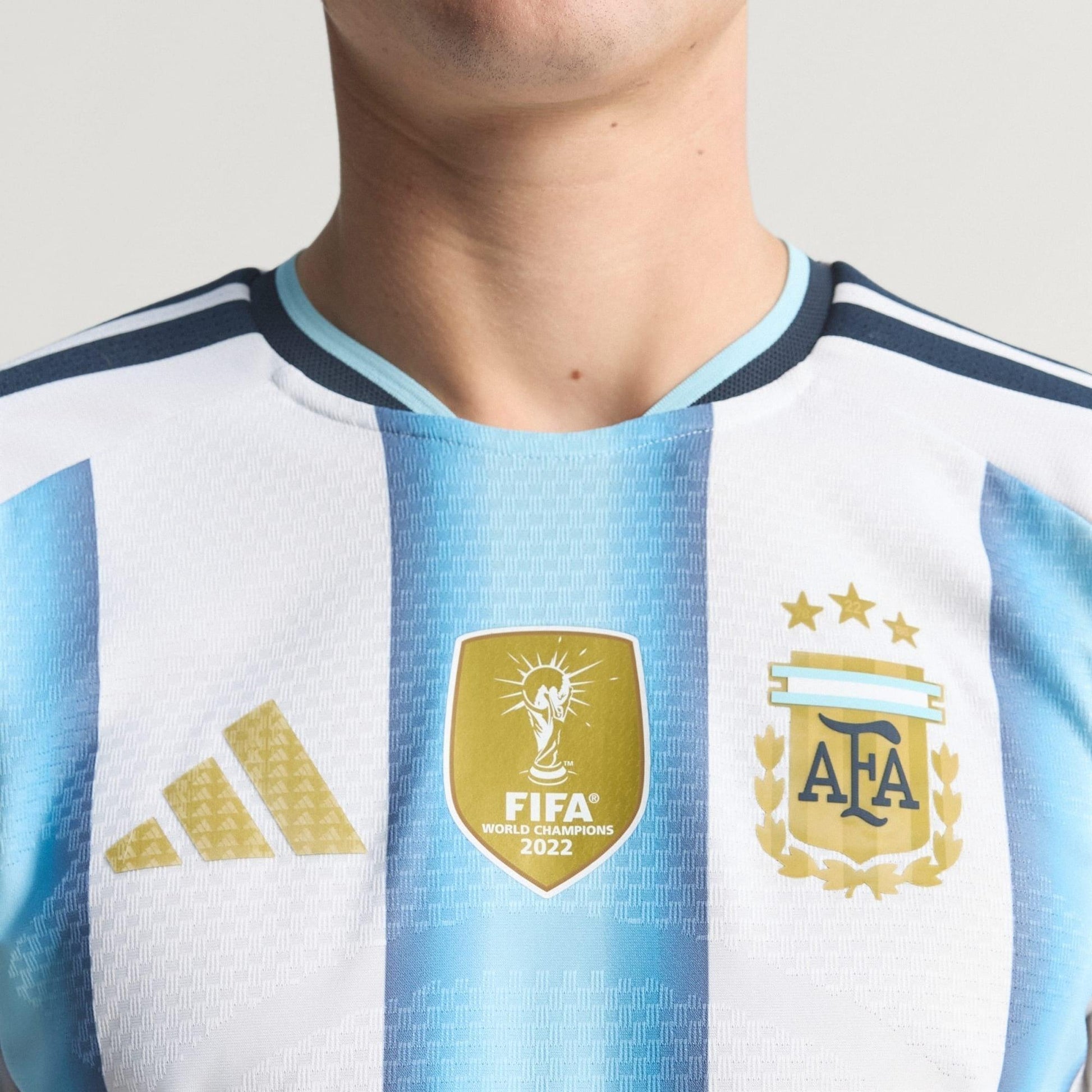 Camisa Argentina 26/27 Home Jogador, Camisas de Futebol, PIQUE DE JOGADOR, A camisa do seu time favorito agora disponível em nossa loja! Confeccionadas com tecido de poliéster de alta qualidade e uma tecnologia respirável de ponta, nossas camisas são uma fusão perfeita de conforto, resistência e frescor duradouro. Sinta-se envolvido(a) em luxo enquanto apoia o seu time, seja nas vibrantes arquibancadas ou no calor da competição nas quadras. O design exclusivo e as cores vibrantes destacam-se, tornando esta 