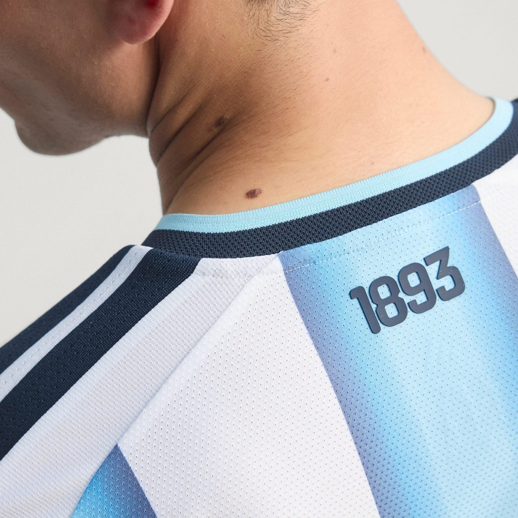 Camisa Argentina 26/27 Home Jogador, Camisas de Futebol, PIQUE DE JOGADOR, A camisa do seu time favorito agora disponível em nossa loja! Confeccionadas com tecido de poliéster de alta qualidade e uma tecnologia respirável de ponta, nossas camisas são uma fusão perfeita de conforto, resistência e frescor duradouro. Sinta-se envolvido(a) em luxo enquanto apoia o seu time, seja nas vibrantes arquibancadas ou no calor da competição nas quadras. O design exclusivo e as cores vibrantes destacam-se, tornando esta 