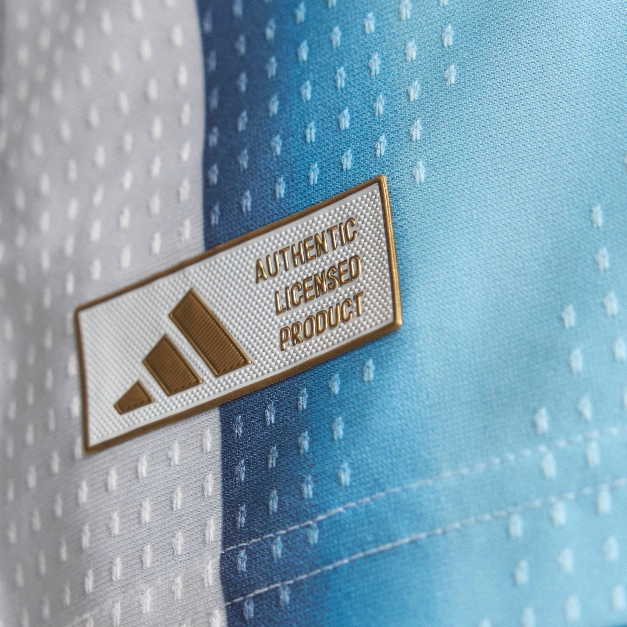 Camisa Argentina 26/27 Home Jogador, Camisas de Futebol, PIQUE DE JOGADOR, A camisa do seu time favorito agora disponível em nossa loja! Confeccionadas com tecido de poliéster de alta qualidade e uma tecnologia respirável de ponta, nossas camisas são uma fusão perfeita de conforto, resistência e frescor duradouro. Sinta-se envolvido(a) em luxo enquanto apoia o seu time, seja nas vibrantes arquibancadas ou no calor da competição nas quadras. O design exclusivo e as cores vibrantes destacam-se, tornando esta 