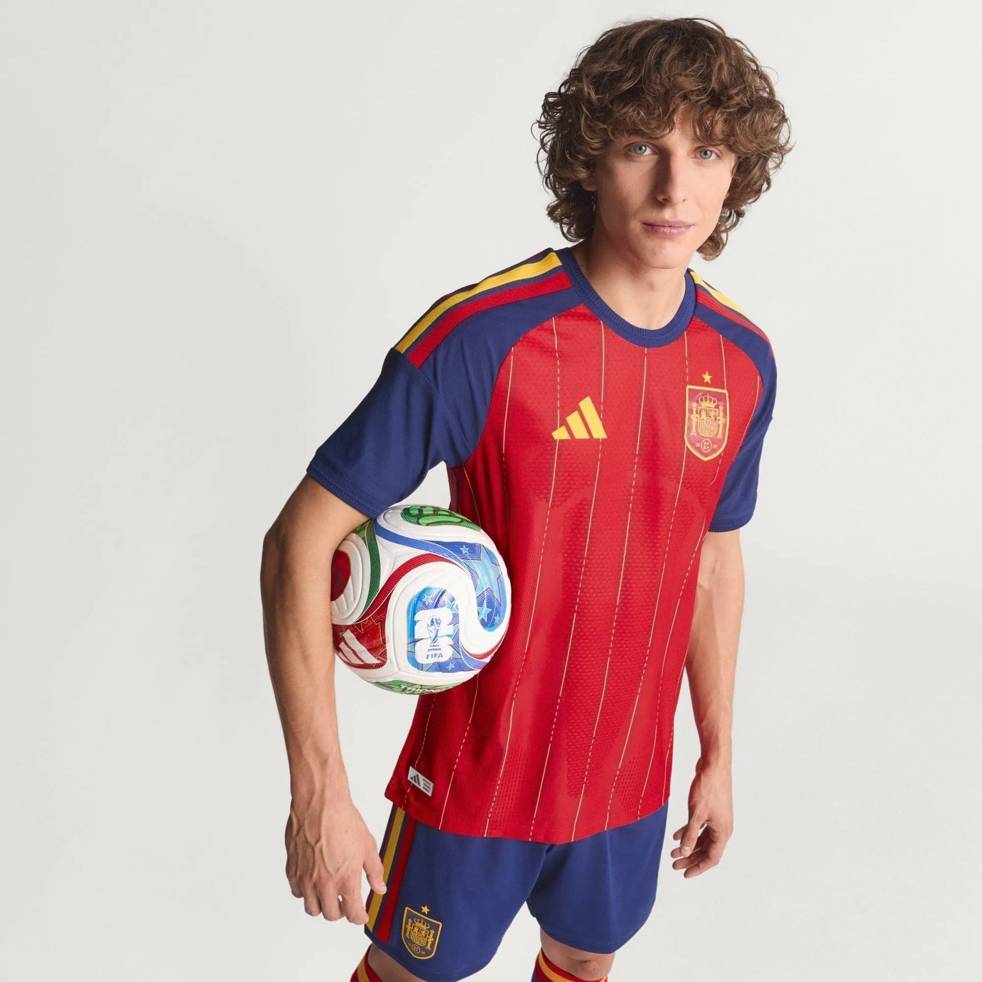 Camisa Espanha 26/27 Home Jogador, Camisas de Futebol, PIQUE DE JOGADOR, A camisa do seu time favorito agora disponível em nossa loja! Confeccionadas com tecido de poliéster de alta qualidade e uma tecnologia respirável de ponta, nossas camisas são uma fusão perfeita de conforto, resistência e frescor duradouro. Sinta-se envolvido(a) em luxo enquanto apoia o seu time, seja nas vibrantes arquibancadas ou no calor da competição nas quadras. O design exclusivo e as cores vibrantes destacam-se, tornando esta ca
