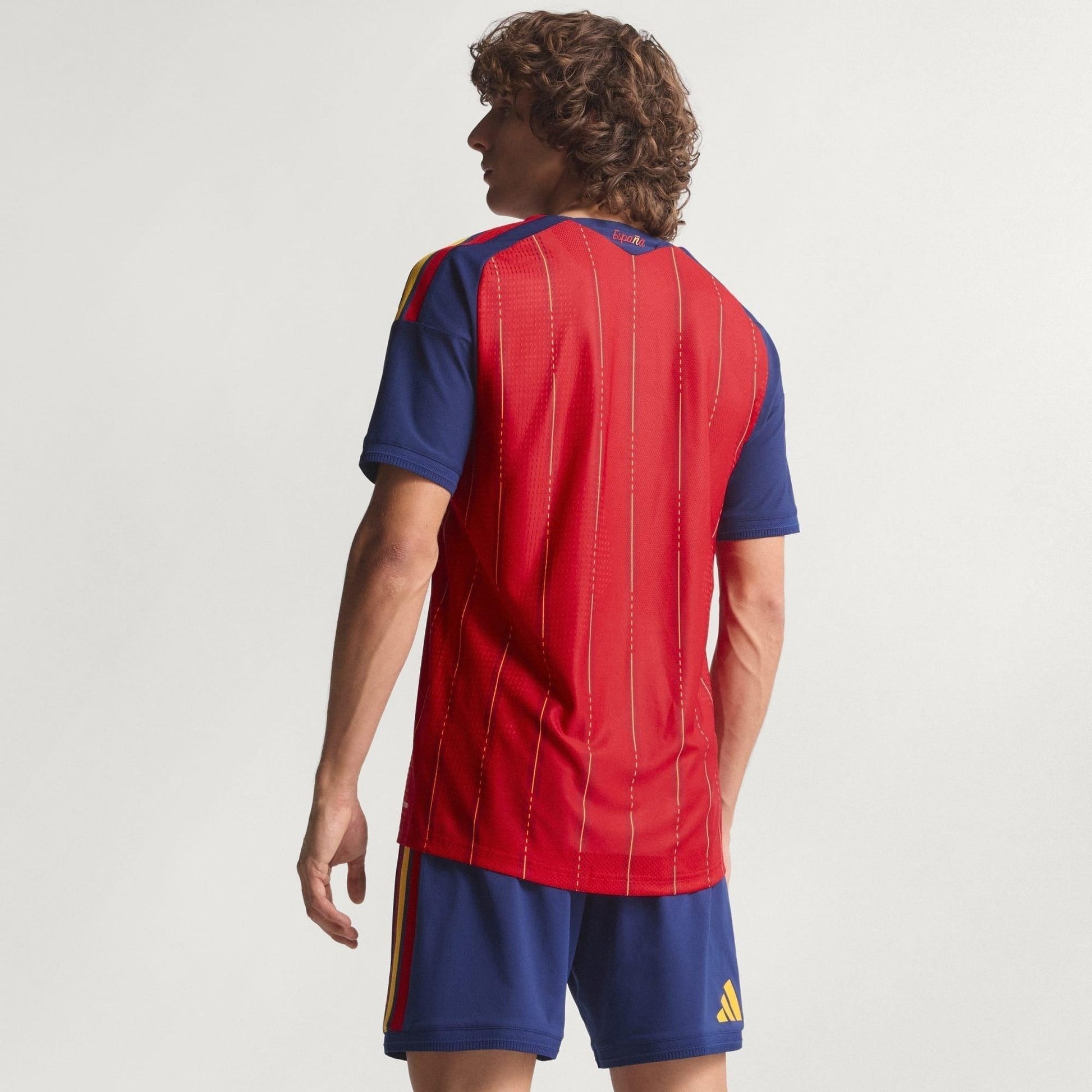 Camisa Espanha 26/27 Home Jogador, Camisas de Futebol, PIQUE DE JOGADOR, A camisa do seu time favorito agora disponível em nossa loja! Confeccionadas com tecido de poliéster de alta qualidade e uma tecnologia respirável de ponta, nossas camisas são uma fusão perfeita de conforto, resistência e frescor duradouro. Sinta-se envolvido(a) em luxo enquanto apoia o seu time, seja nas vibrantes arquibancadas ou no calor da competição nas quadras. O design exclusivo e as cores vibrantes destacam-se, tornando esta ca