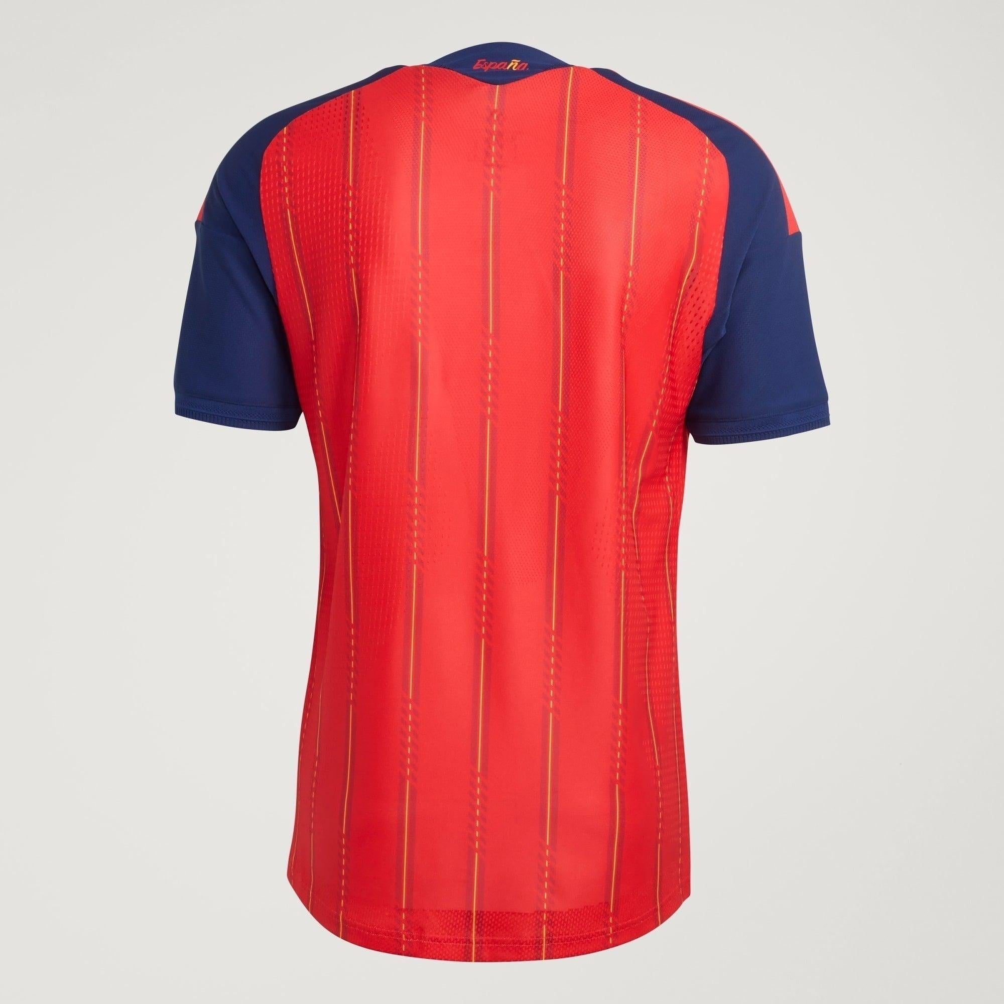 Camisa Espanha 26/27 Home Jogador, Camisas de Futebol, PIQUE DE JOGADOR, A camisa do seu time favorito agora disponível em nossa loja! Confeccionadas com tecido de poliéster de alta qualidade e uma tecnologia respirável de ponta, nossas camisas são uma fusão perfeita de conforto, resistência e frescor duradouro. Sinta-se envolvido(a) em luxo enquanto apoia o seu time, seja nas vibrantes arquibancadas ou no calor da competição nas quadras. O design exclusivo e as cores vibrantes destacam-se, tornando esta ca
