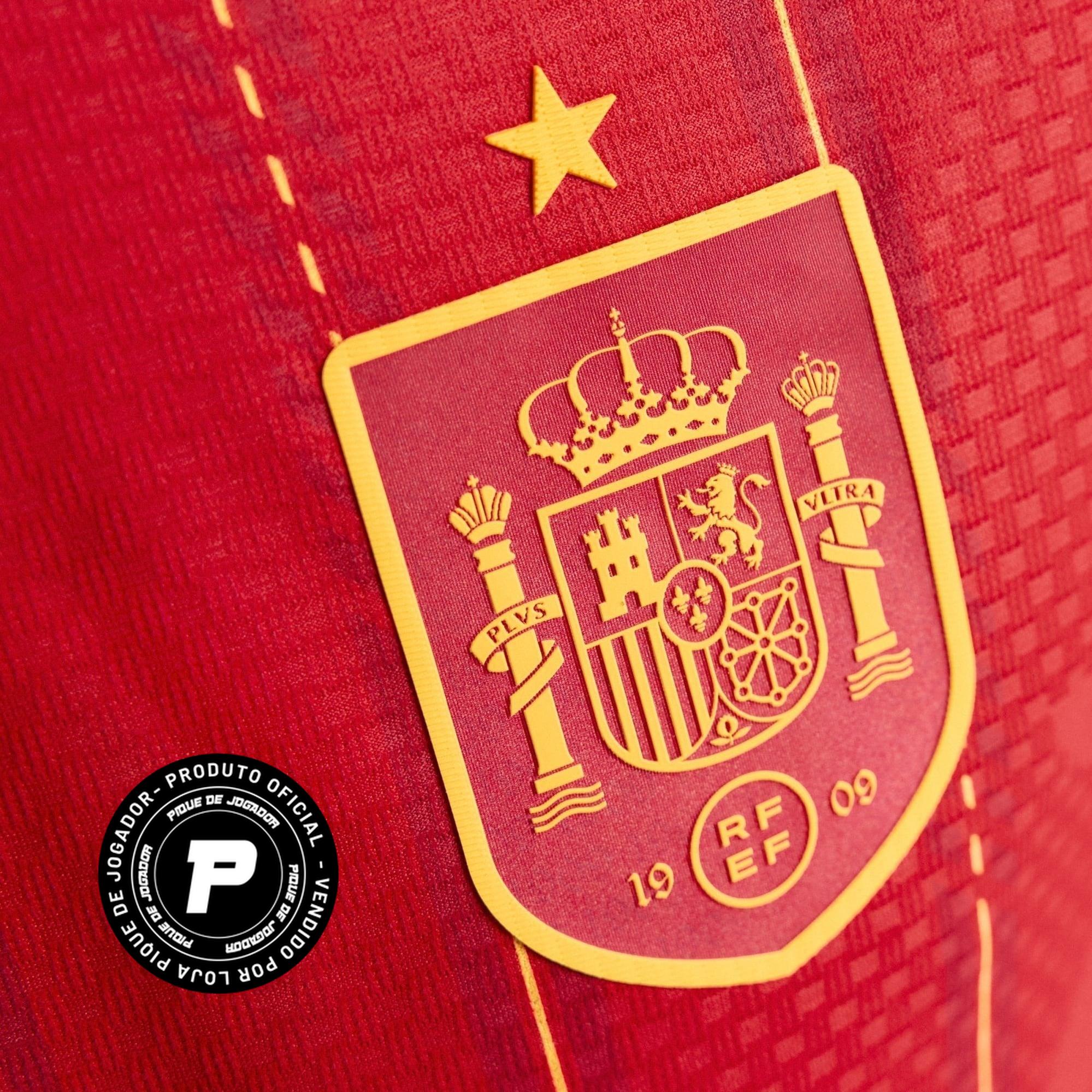 Camisa Espanha 26/27 Home Jogador, Camisas de Futebol, PIQUE DE JOGADOR, A camisa do seu time favorito agora disponível em nossa loja! Confeccionadas com tecido de poliéster de alta qualidade e uma tecnologia respirável de ponta, nossas camisas são uma fusão perfeita de conforto, resistência e frescor duradouro. Sinta-se envolvido(a) em luxo enquanto apoia o seu time, seja nas vibrantes arquibancadas ou no calor da competição nas quadras. O design exclusivo e as cores vibrantes destacam-se, tornando esta ca