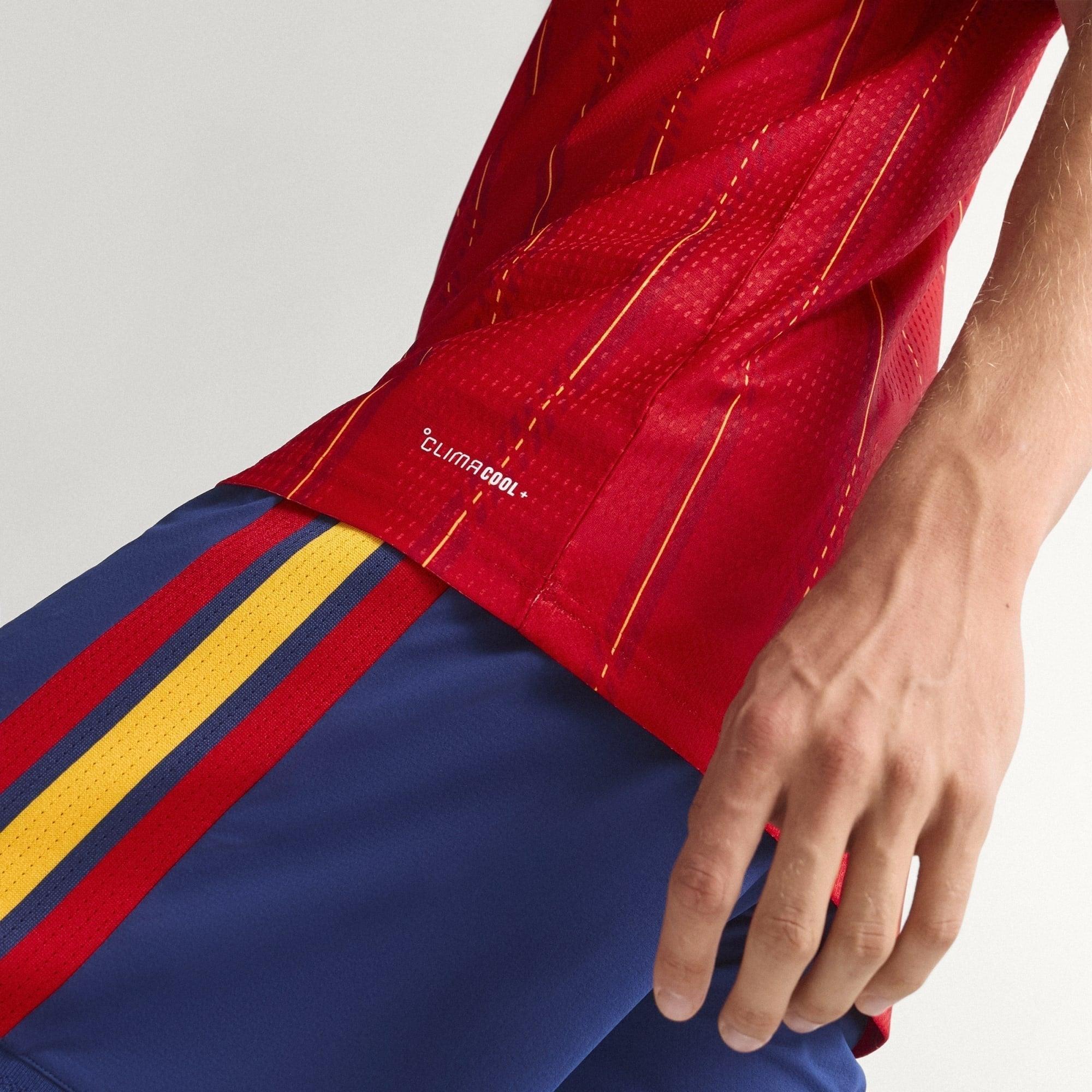 Camisa Espanha 26/27 Home Jogador, Camisas de Futebol, PIQUE DE JOGADOR, A camisa do seu time favorito agora disponível em nossa loja! Confeccionadas com tecido de poliéster de alta qualidade e uma tecnologia respirável de ponta, nossas camisas são uma fusão perfeita de conforto, resistência e frescor duradouro. Sinta-se envolvido(a) em luxo enquanto apoia o seu time, seja nas vibrantes arquibancadas ou no calor da competição nas quadras. O design exclusivo e as cores vibrantes destacam-se, tornando esta ca