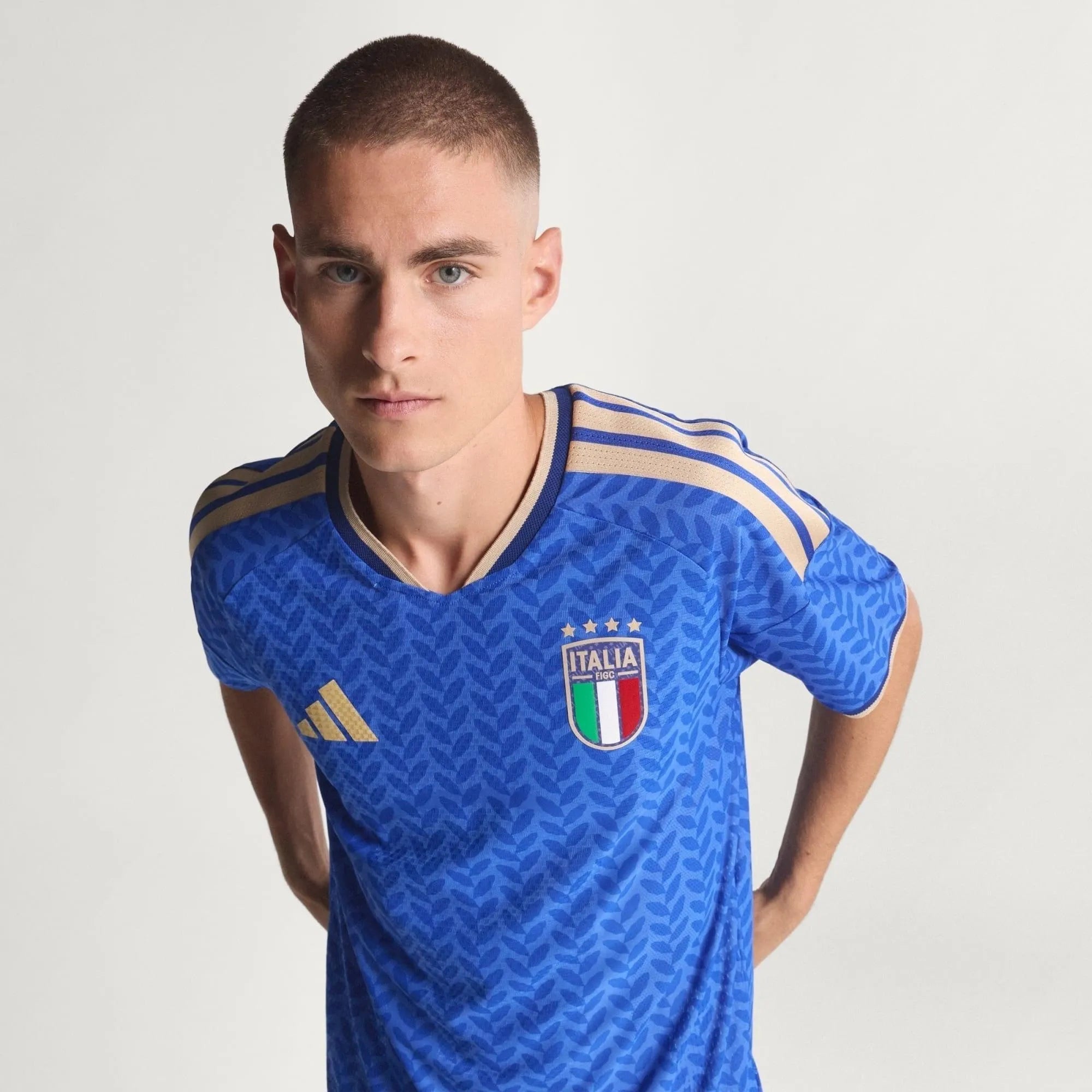 Camisa Itália 26/27 Home Jogador, Camisas de Futebol, PIQUE DE JOGADOR, A camisa do seu time favorito agora disponível em nossa loja! Confeccionadas com tecido de poliéster de alta qualidade e uma tecnologia respirável de ponta, nossas camisas são uma fusão perfeita de conforto, resistência e frescor duradouro. Sinta-se envolvido(a) em luxo enquanto apoia o seu time, seja nas vibrantes arquibancadas ou no calor da competição nas quadras. O design exclusivo e as cores vibrantes destacam-se, tornando esta cam
