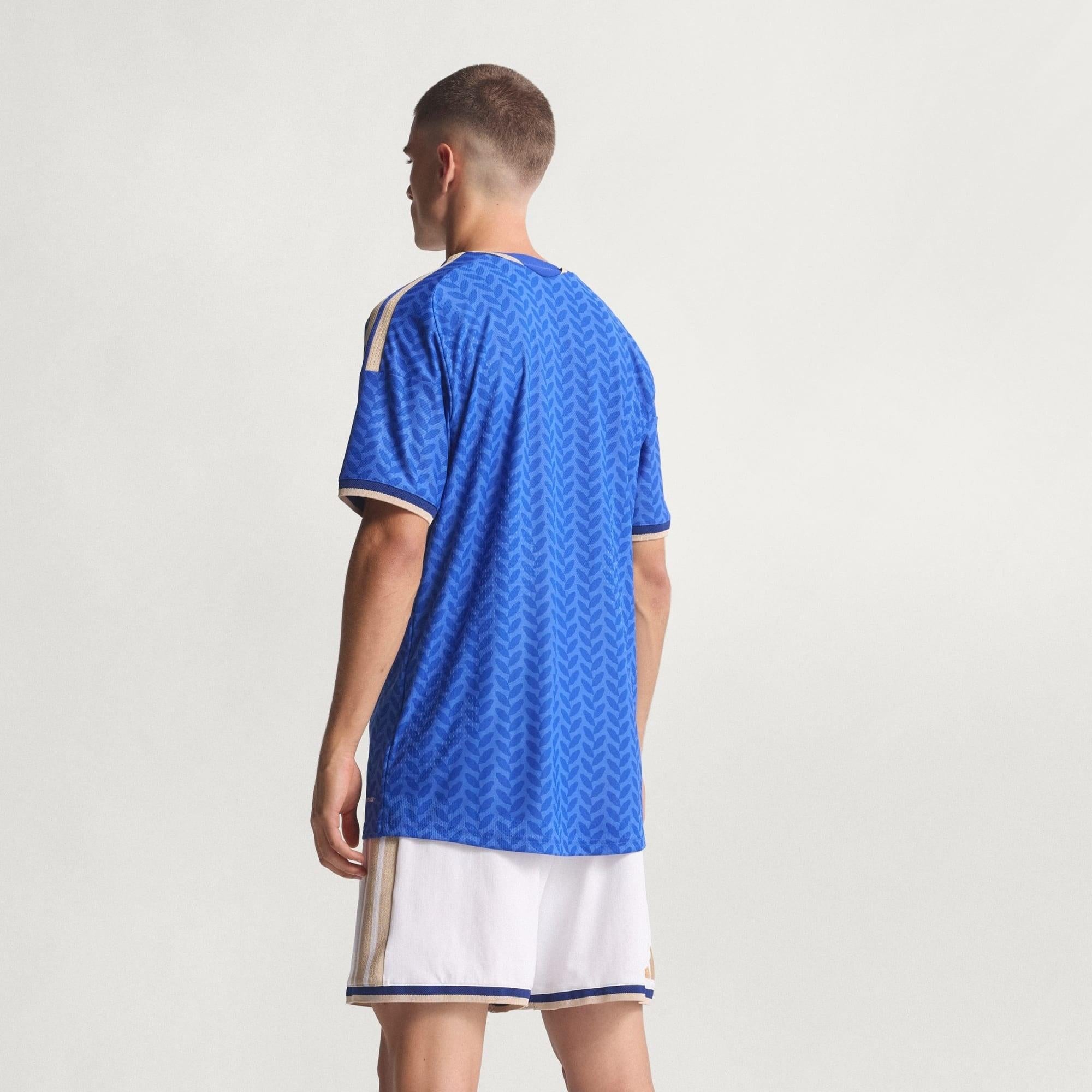 Camisa Itália 26/27 Home Jogador, Camisas de Futebol, PIQUE DE JOGADOR, A camisa do seu time favorito agora disponível em nossa loja! Confeccionadas com tecido de poliéster de alta qualidade e uma tecnologia respirável de ponta, nossas camisas são uma fusão perfeita de conforto, resistência e frescor duradouro. Sinta-se envolvido(a) em luxo enquanto apoia o seu time, seja nas vibrantes arquibancadas ou no calor da competição nas quadras. O design exclusivo e as cores vibrantes destacam-se, tornando esta cam