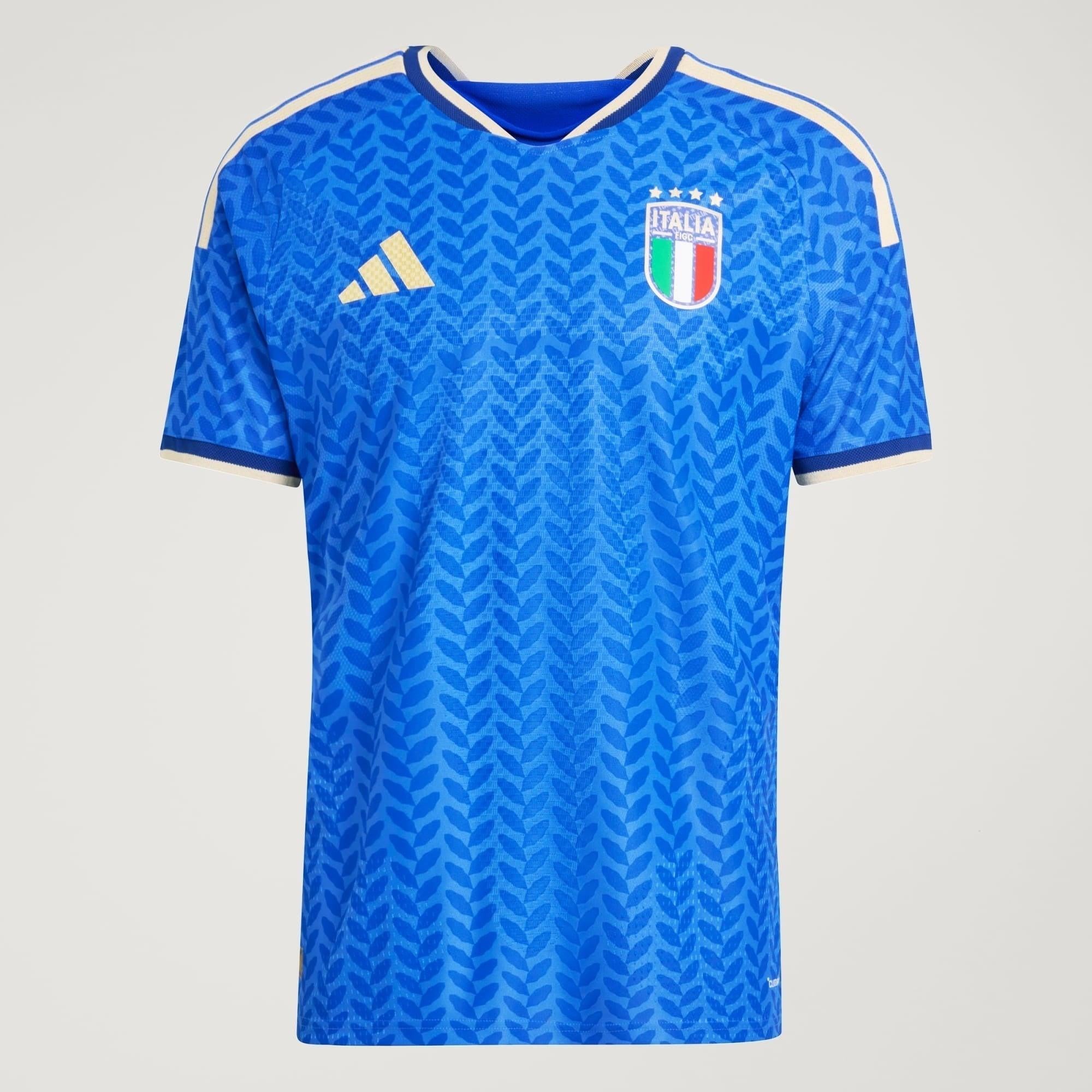 Camisa Itália 26/27 Home Jogador, Camisas de Futebol, PIQUE DE JOGADOR, A camisa do seu time favorito agora disponível em nossa loja! Confeccionadas com tecido de poliéster de alta qualidade e uma tecnologia respirável de ponta, nossas camisas são uma fusão perfeita de conforto, resistência e frescor duradouro. Sinta-se envolvido(a) em luxo enquanto apoia o seu time, seja nas vibrantes arquibancadas ou no calor da competição nas quadras. O design exclusivo e as cores vibrantes destacam-se, tornando esta cam