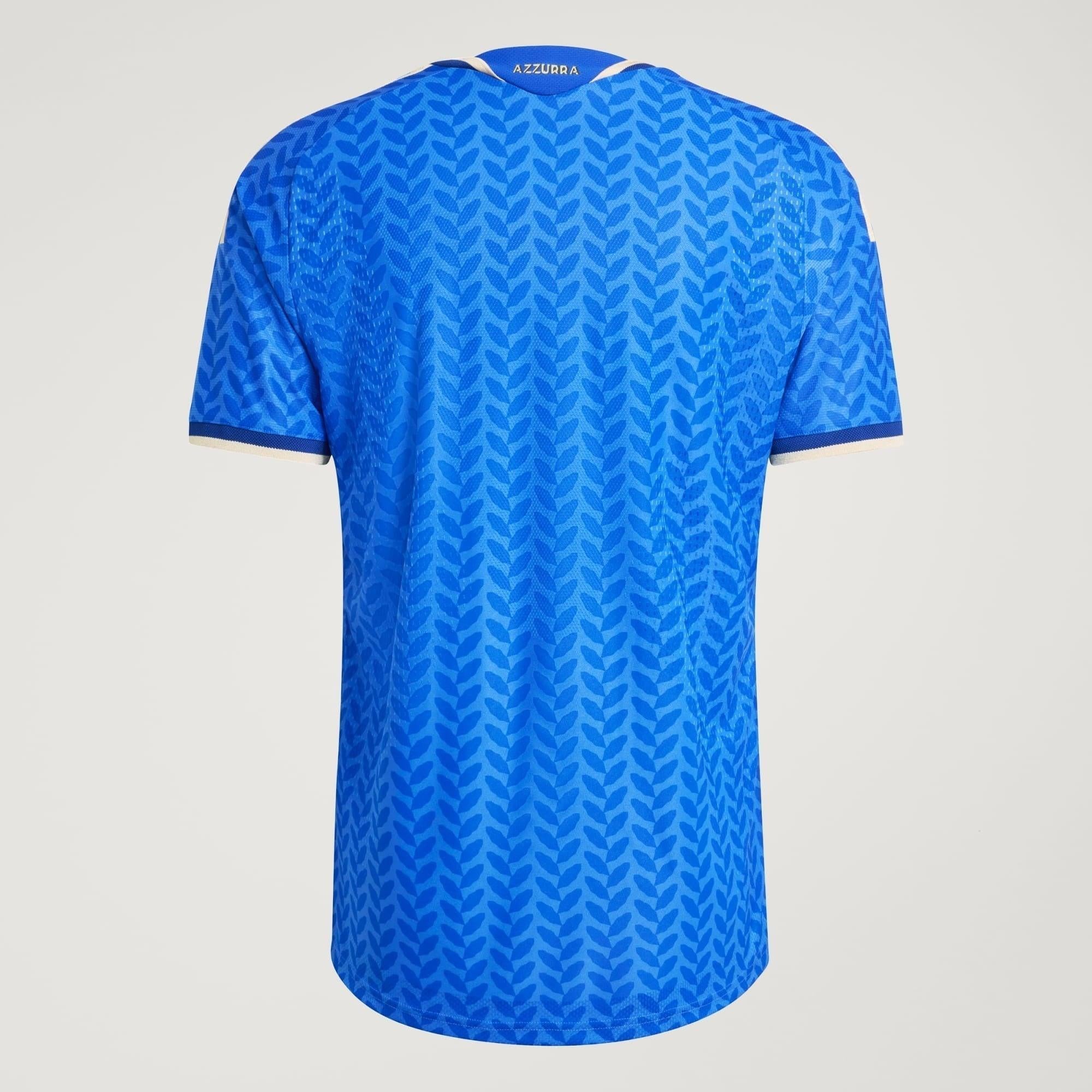 Camisa Itália 26/27 Home Jogador, Camisas de Futebol, PIQUE DE JOGADOR, A camisa do seu time favorito agora disponível em nossa loja! Confeccionadas com tecido de poliéster de alta qualidade e uma tecnologia respirável de ponta, nossas camisas são uma fusão perfeita de conforto, resistência e frescor duradouro. Sinta-se envolvido(a) em luxo enquanto apoia o seu time, seja nas vibrantes arquibancadas ou no calor da competição nas quadras. O design exclusivo e as cores vibrantes destacam-se, tornando esta cam