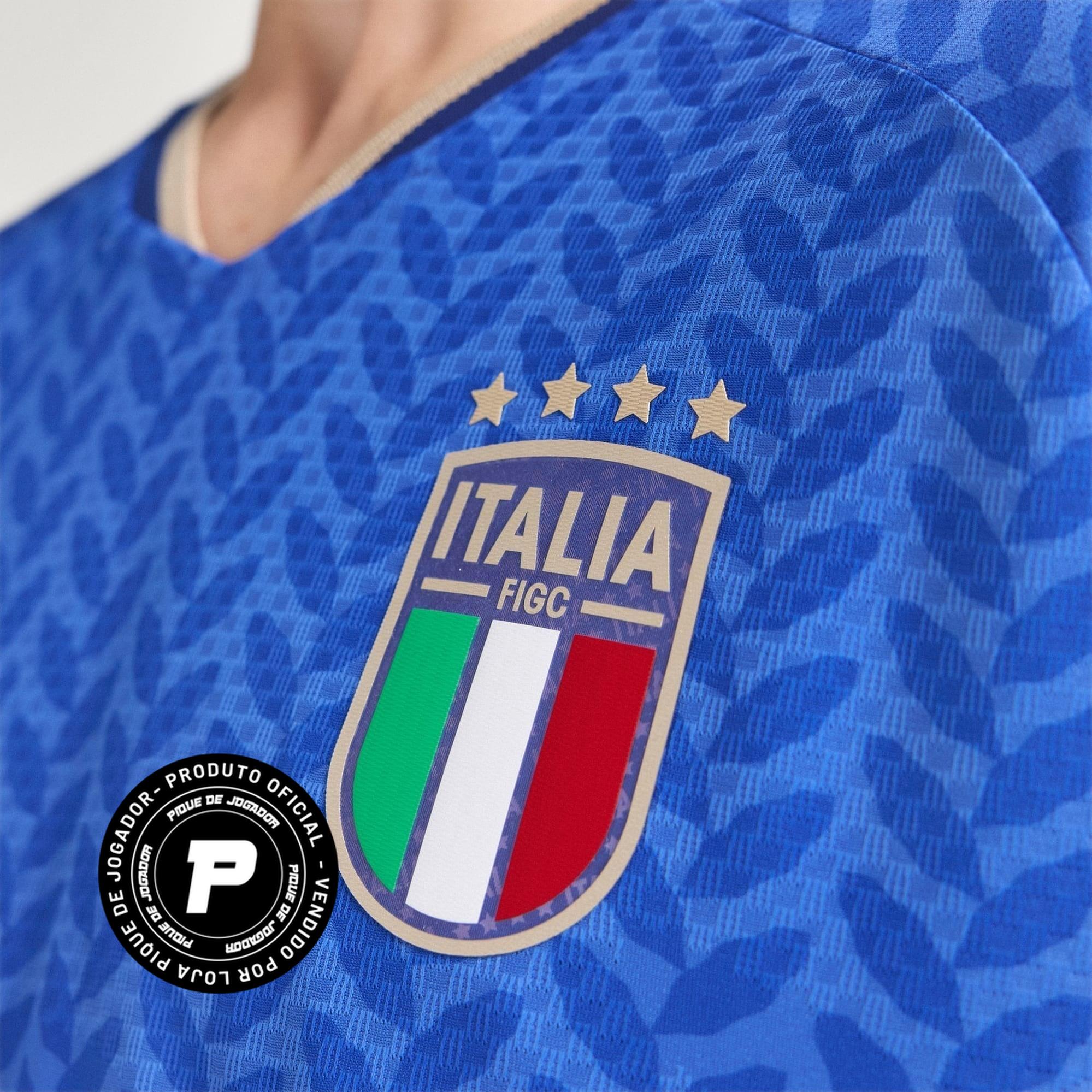 Camisa Itália 26/27 Home Jogador, Camisas de Futebol, PIQUE DE JOGADOR, A camisa do seu time favorito agora disponível em nossa loja! Confeccionadas com tecido de poliéster de alta qualidade e uma tecnologia respirável de ponta, nossas camisas são uma fusão perfeita de conforto, resistência e frescor duradouro. Sinta-se envolvido(a) em luxo enquanto apoia o seu time, seja nas vibrantes arquibancadas ou no calor da competição nas quadras. O design exclusivo e as cores vibrantes destacam-se, tornando esta cam