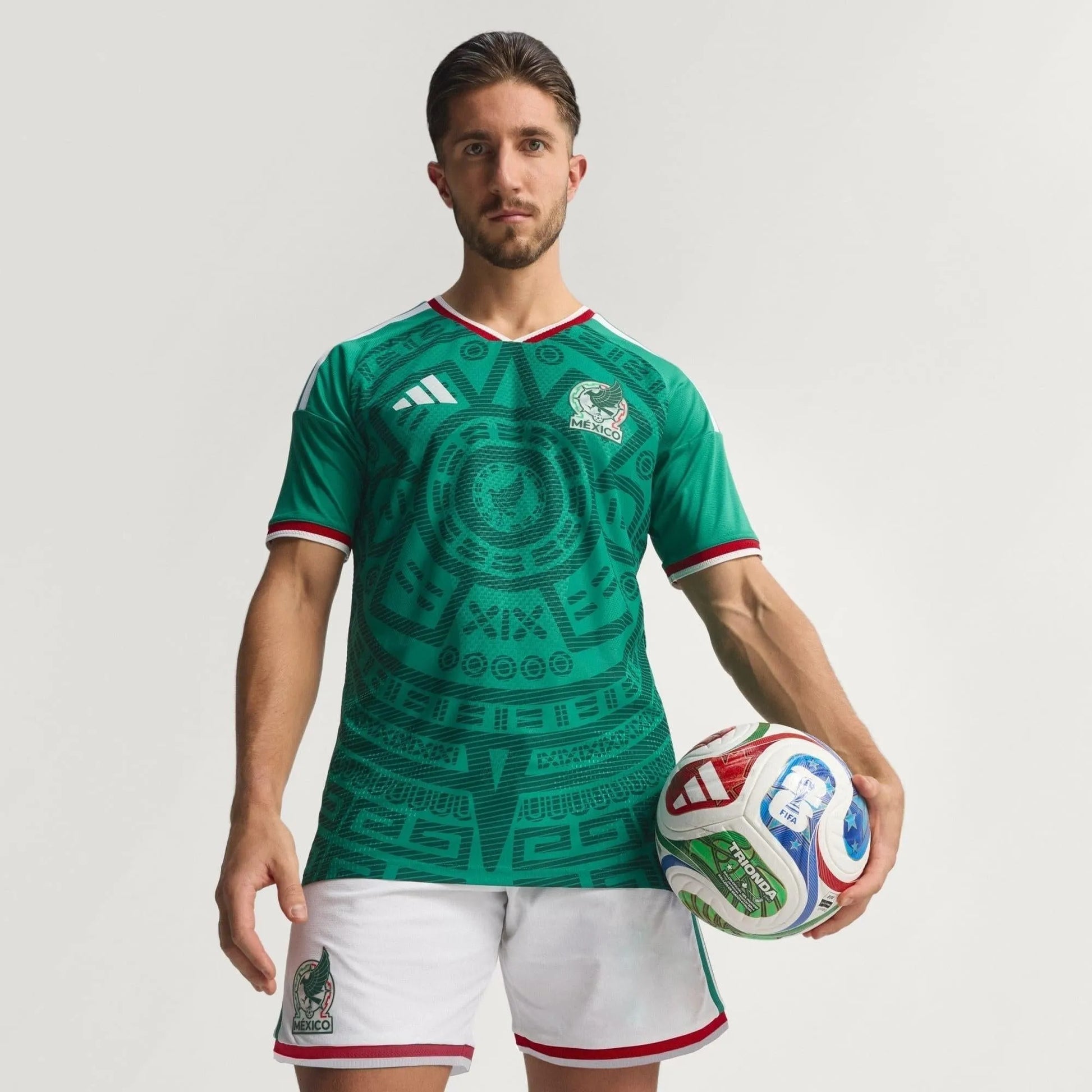 Camisa México 26/27 Home Jogador, Camisas de Futebol, PIQUE DE JOGADOR, A camisa do seu time favorito agora disponível em nossa loja! Confeccionadas com tecido de poliéster de alta qualidade e uma tecnologia respirável de ponta, nossas camisas são uma fusão perfeita de conforto, resistência e frescor duradouro. Sinta-se envolvido(a) em luxo enquanto apoia o seu time, seja nas vibrantes arquibancadas ou no calor da competição nas quadras. O design exclusivo e as cores vibrantes destacam-se, tornando esta cam