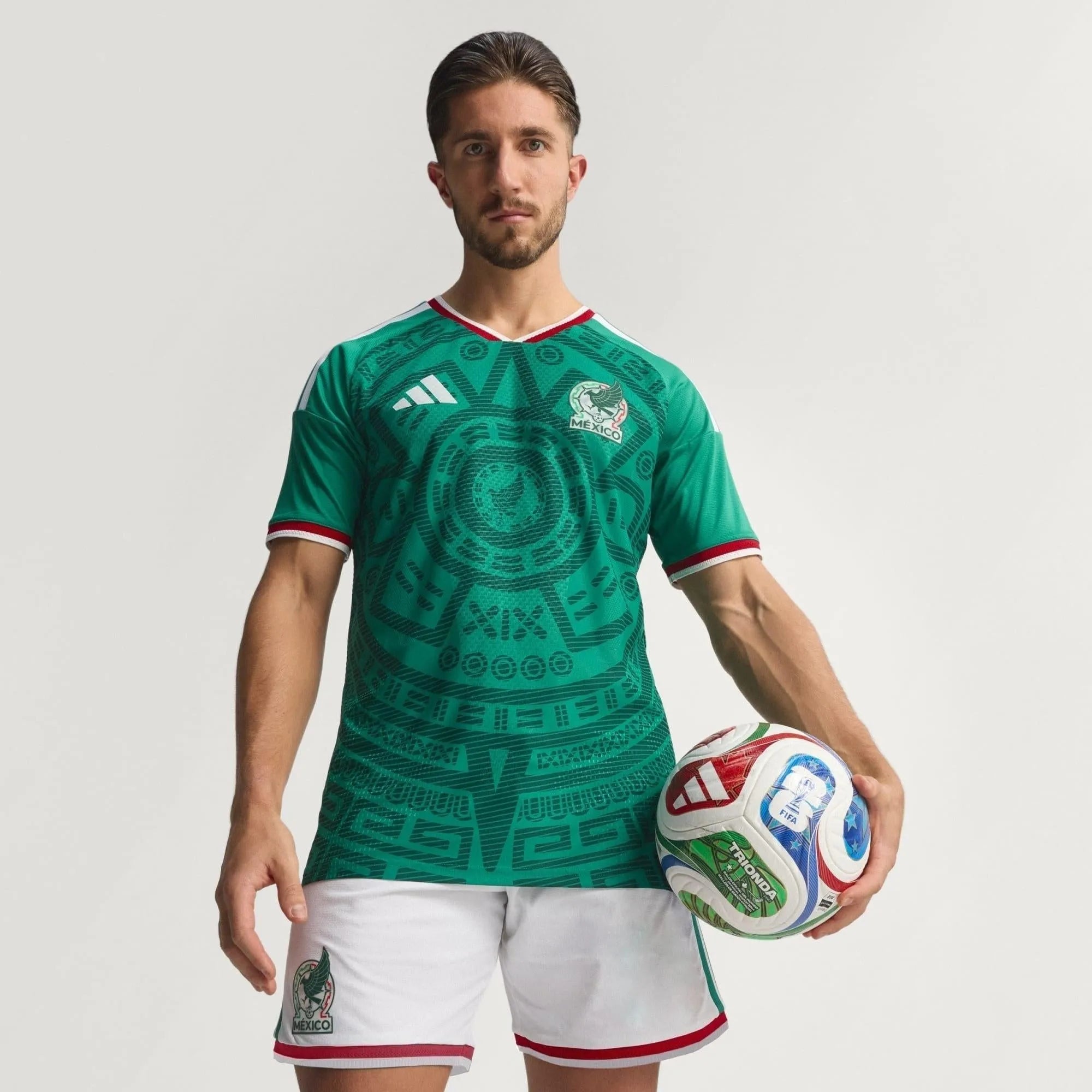 Camisa México 26/27 Home Jogador, Camisas de Futebol, PIQUE DE JOGADOR, A camisa do seu time favorito agora disponível em nossa loja! Confeccionadas com tecido de poliéster de alta qualidade e uma tecnologia respirável de ponta, nossas camisas são uma fusão perfeita de conforto, resistência e frescor duradouro. Sinta-se envolvido(a) em luxo enquanto apoia o seu time, seja nas vibrantes arquibancadas ou no calor da competição nas quadras. O design exclusivo e as cores vibrantes destacam-se, tornando esta cam
