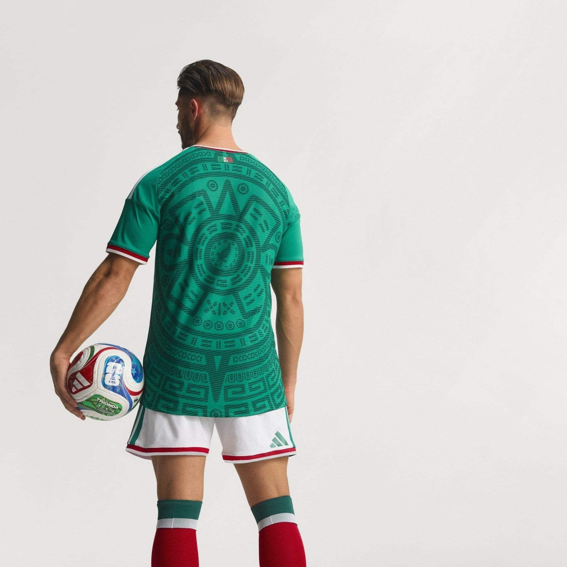 Camisa México 26/27 Home Jogador, Camisas de Futebol, PIQUE DE JOGADOR, A camisa do seu time favorito agora disponível em nossa loja! Confeccionadas com tecido de poliéster de alta qualidade e uma tecnologia respirável de ponta, nossas camisas são uma fusão perfeita de conforto, resistência e frescor duradouro. Sinta-se envolvido(a) em luxo enquanto apoia o seu time, seja nas vibrantes arquibancadas ou no calor da competição nas quadras. O design exclusivo e as cores vibrantes destacam-se, tornando esta cam