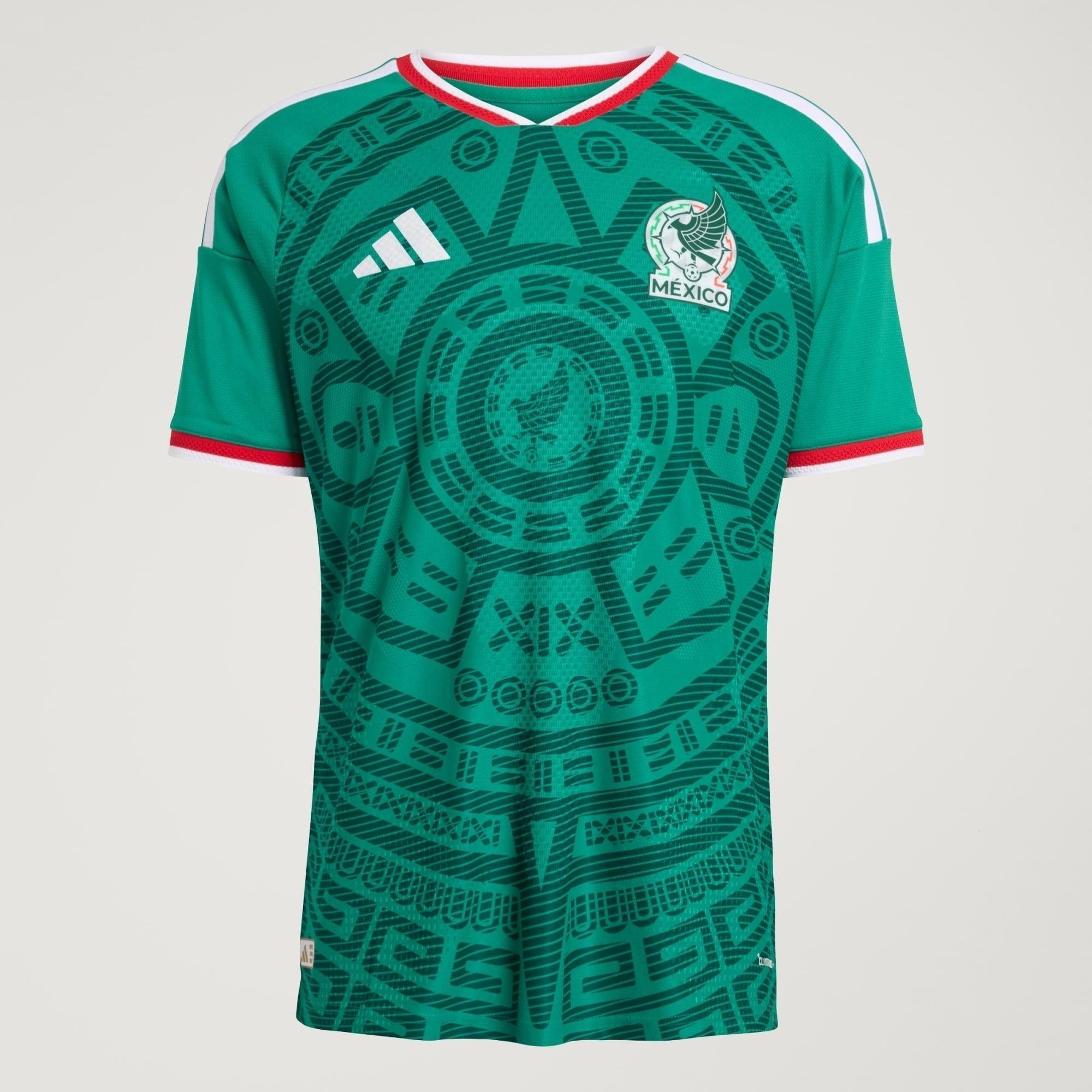 Camisa México 26/27 Home Jogador, Camisas de Futebol, PIQUE DE JOGADOR, A camisa do seu time favorito agora disponível em nossa loja! Confeccionadas com tecido de poliéster de alta qualidade e uma tecnologia respirável de ponta, nossas camisas são uma fusão perfeita de conforto, resistência e frescor duradouro. Sinta-se envolvido(a) em luxo enquanto apoia o seu time, seja nas vibrantes arquibancadas ou no calor da competição nas quadras. O design exclusivo e as cores vibrantes destacam-se, tornando esta cam