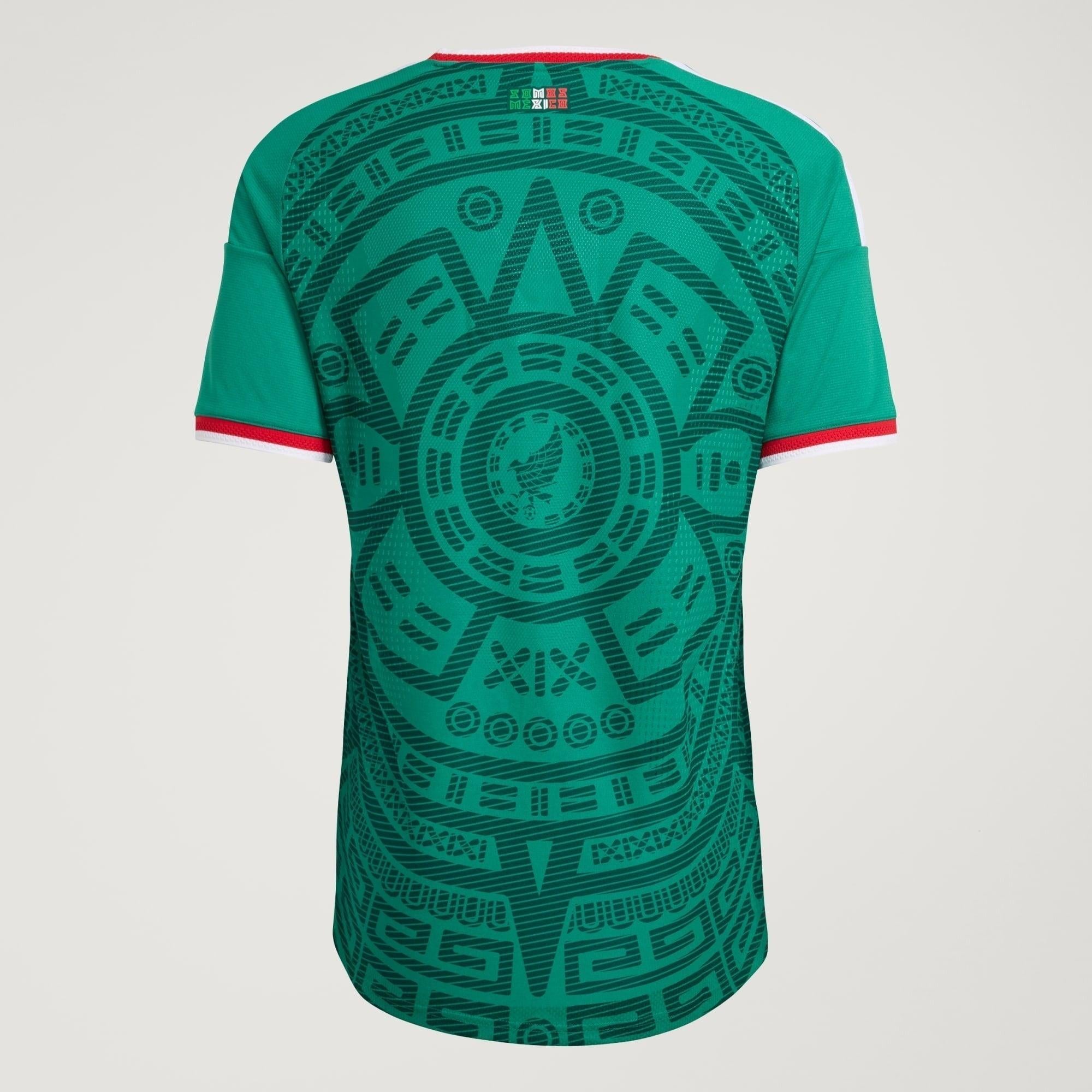 Camisa México 26/27 Home Jogador, Camisas de Futebol, PIQUE DE JOGADOR, A camisa do seu time favorito agora disponível em nossa loja! Confeccionadas com tecido de poliéster de alta qualidade e uma tecnologia respirável de ponta, nossas camisas são uma fusão perfeita de conforto, resistência e frescor duradouro. Sinta-se envolvido(a) em luxo enquanto apoia o seu time, seja nas vibrantes arquibancadas ou no calor da competição nas quadras. O design exclusivo e as cores vibrantes destacam-se, tornando esta cam