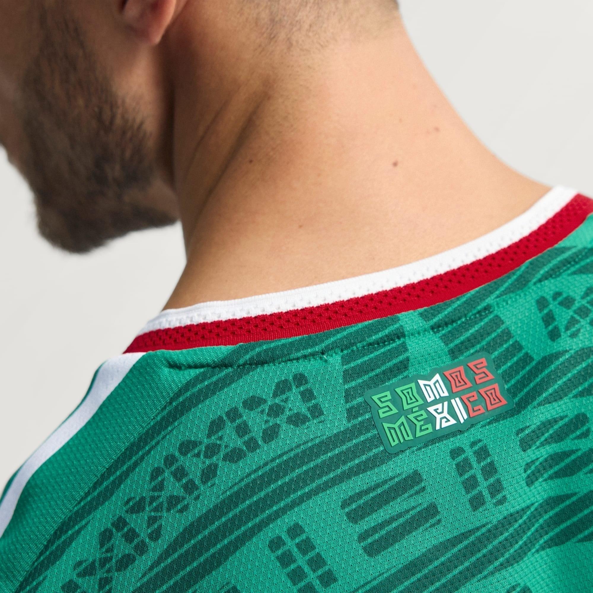 Camisa México 26/27 Home Jogador, Camisas de Futebol, PIQUE DE JOGADOR, A camisa do seu time favorito agora disponível em nossa loja! Confeccionadas com tecido de poliéster de alta qualidade e uma tecnologia respirável de ponta, nossas camisas são uma fusão perfeita de conforto, resistência e frescor duradouro. Sinta-se envolvido(a) em luxo enquanto apoia o seu time, seja nas vibrantes arquibancadas ou no calor da competição nas quadras. O design exclusivo e as cores vibrantes destacam-se, tornando esta cam