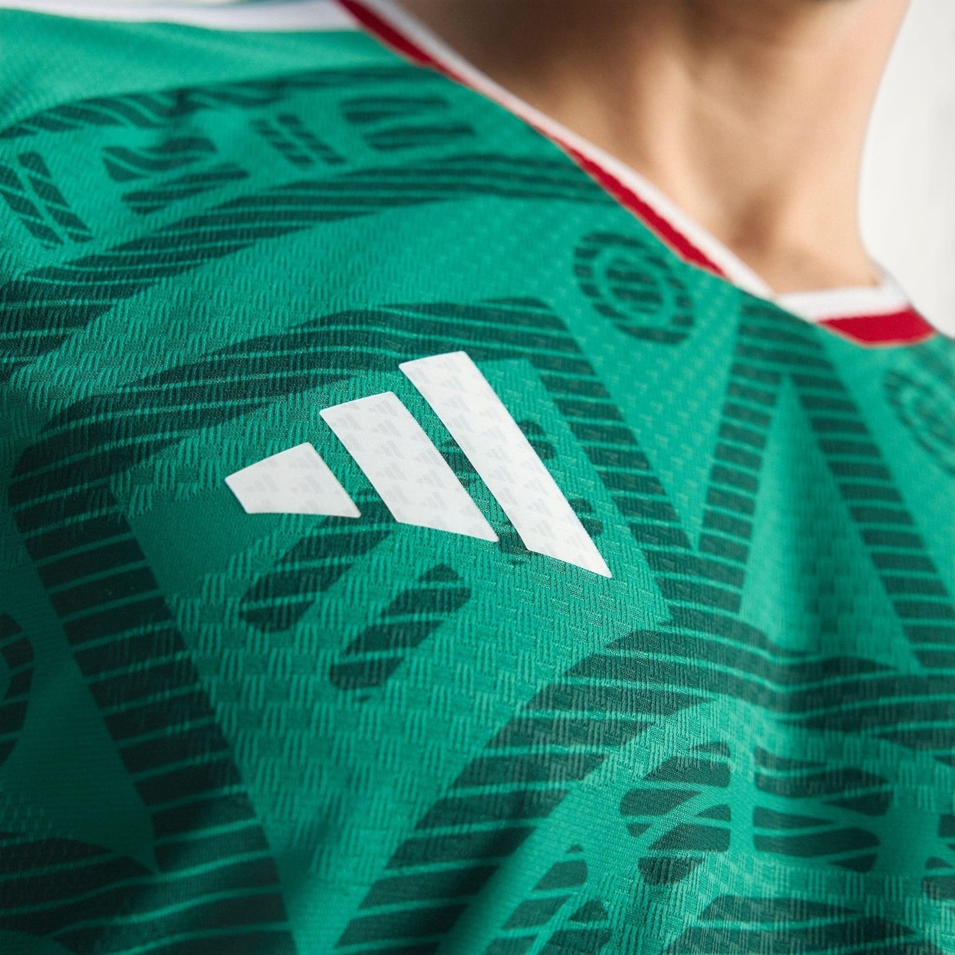 Camisa México 26/27 Home Jogador, Camisas de Futebol, PIQUE DE JOGADOR, A camisa do seu time favorito agora disponível em nossa loja! Confeccionadas com tecido de poliéster de alta qualidade e uma tecnologia respirável de ponta, nossas camisas são uma fusão perfeita de conforto, resistência e frescor duradouro. Sinta-se envolvido(a) em luxo enquanto apoia o seu time, seja nas vibrantes arquibancadas ou no calor da competição nas quadras. O design exclusivo e as cores vibrantes destacam-se, tornando esta cam