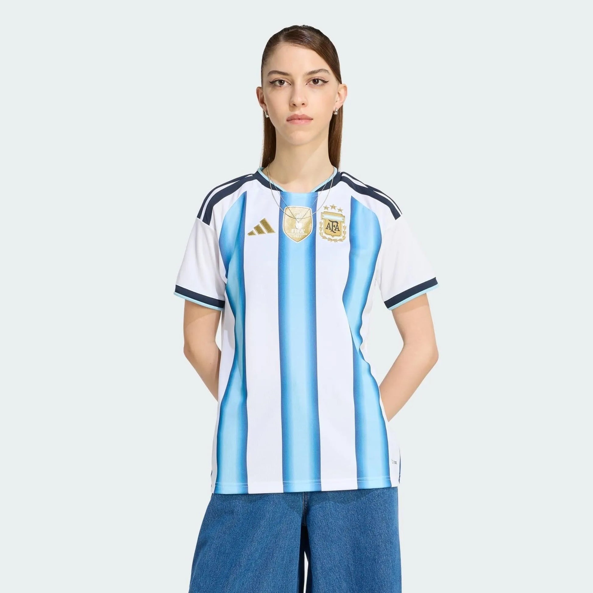Camisa Feminina Argentina 26/27 Home, Camisas de Futebol, PIQUE DE JOGADOR, A camisa do seu time favorito agora disponível em nossa loja! Confeccionadas com tecido de poliéster de alta qualidade e uma tecnologia respirável de ponta, nossas camisas são uma fusão perfeita de conforto, resistência e frescor duradouro. Sinta-se envolvido(a) em luxo enquanto apoia o seu time, seja nas vibrantes arquibancadas ou no calor da competição nas quadras. O design exclusivo e as cores vibrantes destacam-se, tornando esta