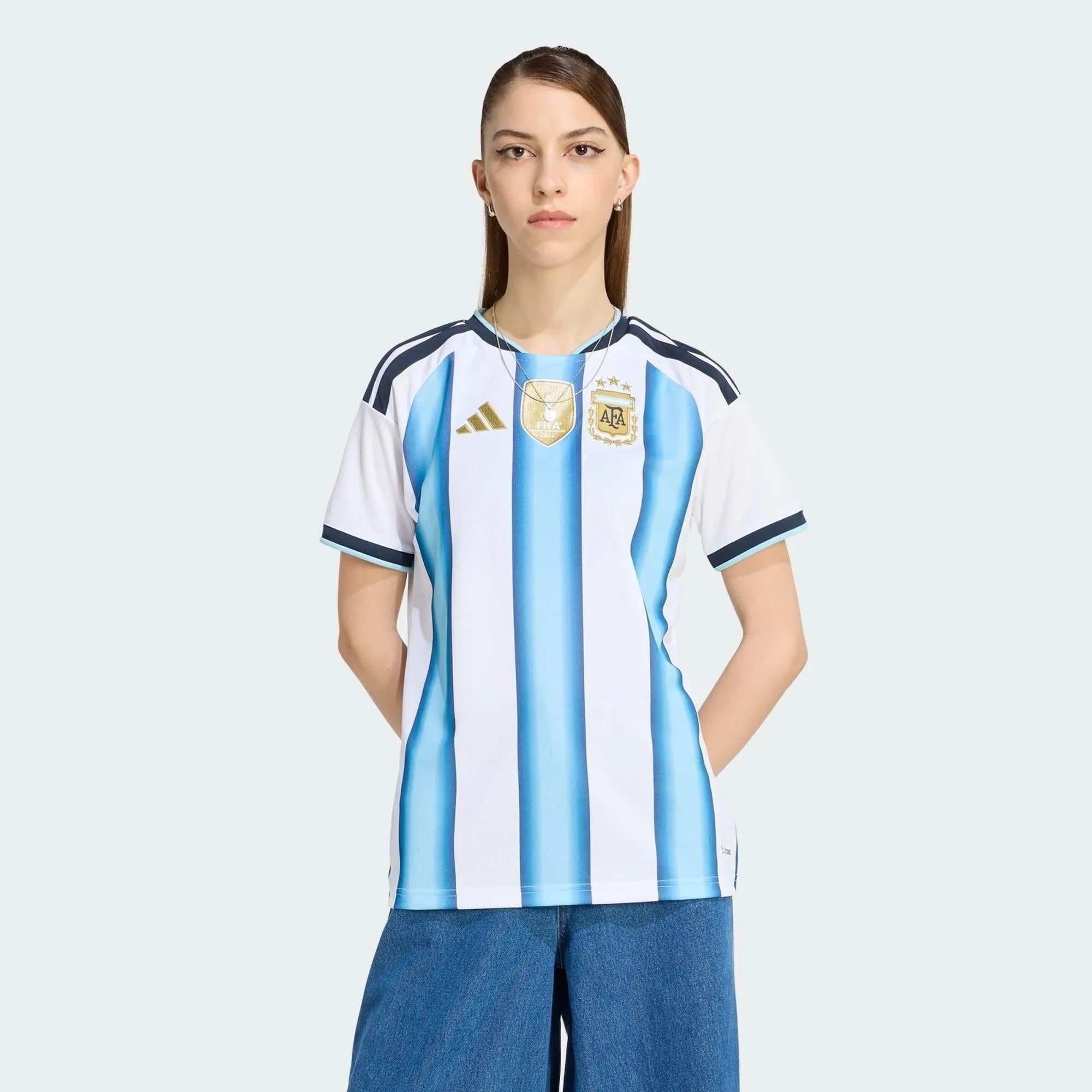 Camisa Feminina Argentina 26/27 Home, Camisas de Futebol, PIQUE DE JOGADOR, A camisa do seu time favorito agora disponível em nossa loja! Confeccionadas com tecido de poliéster de alta qualidade e uma tecnologia respirável de ponta, nossas camisas são uma fusão perfeita de conforto, resistência e frescor duradouro. Sinta-se envolvido(a) em luxo enquanto apoia o seu time, seja nas vibrantes arquibancadas ou no calor da competição nas quadras. O design exclusivo e as cores vibrantes destacam-se, tornando esta