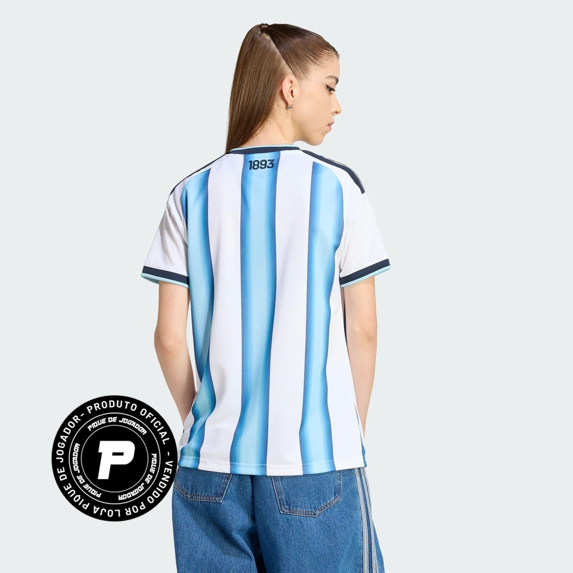 Camisa Feminina Argentina 26/27 Home, Camisas de Futebol, PIQUE DE JOGADOR, A camisa do seu time favorito agora disponível em nossa loja! Confeccionadas com tecido de poliéster de alta qualidade e uma tecnologia respirável de ponta, nossas camisas são uma fusão perfeita de conforto, resistência e frescor duradouro. Sinta-se envolvido(a) em luxo enquanto apoia o seu time, seja nas vibrantes arquibancadas ou no calor da competição nas quadras. O design exclusivo e as cores vibrantes destacam-se, tornando esta