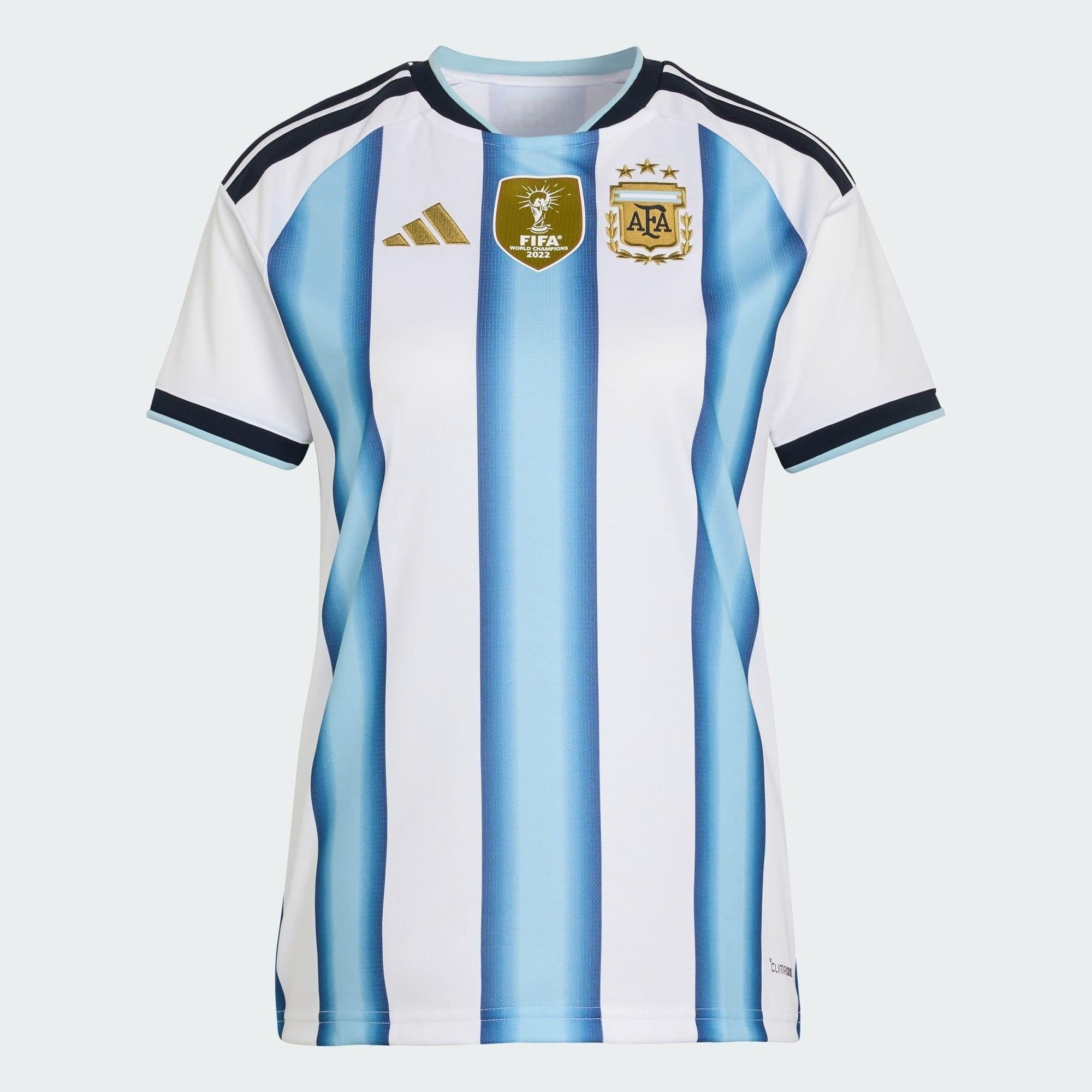 Camisa Feminina Argentina 26/27 Home, Camisas de Futebol, PIQUE DE JOGADOR, A camisa do seu time favorito agora disponível em nossa loja! Confeccionadas com tecido de poliéster de alta qualidade e uma tecnologia respirável de ponta, nossas camisas são uma fusão perfeita de conforto, resistência e frescor duradouro. Sinta-se envolvido(a) em luxo enquanto apoia o seu time, seja nas vibrantes arquibancadas ou no calor da competição nas quadras. O design exclusivo e as cores vibrantes destacam-se, tornando esta