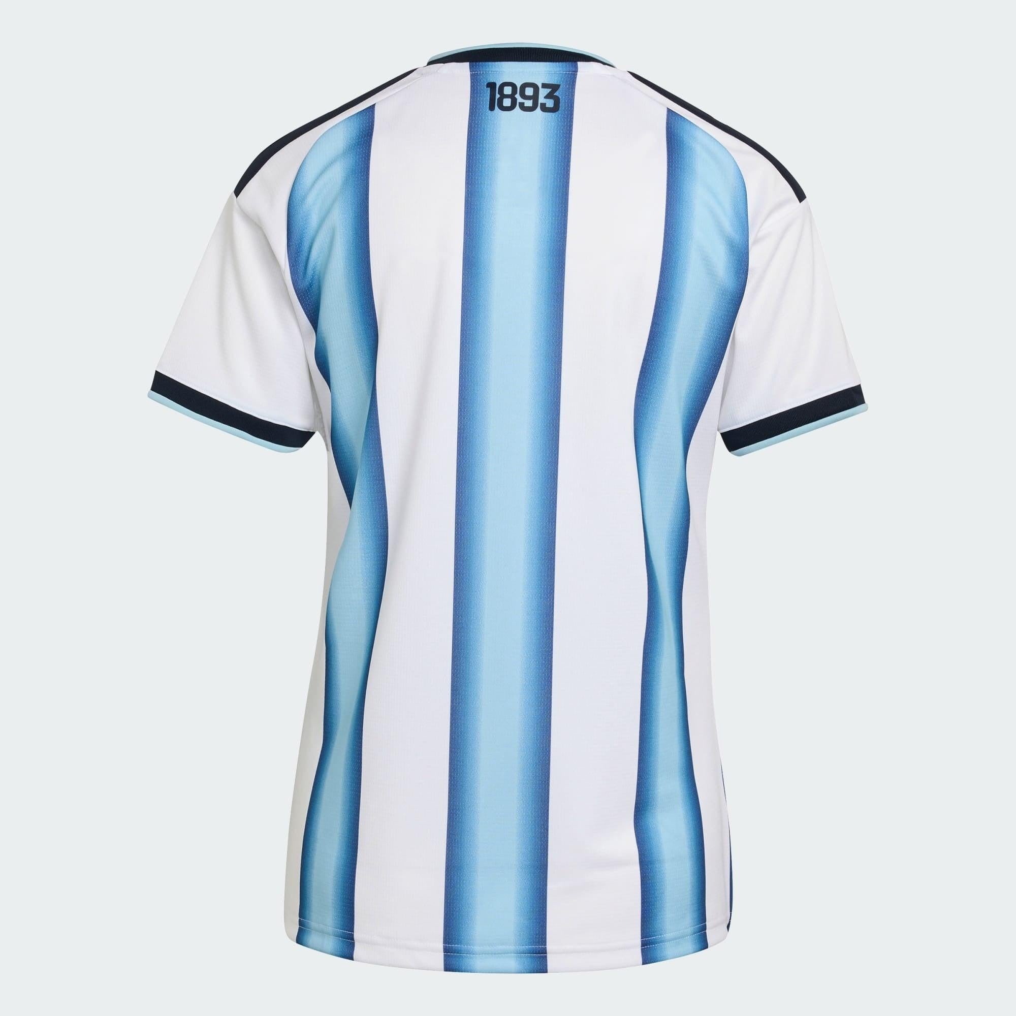 Camisa Feminina Argentina 26/27 Home, Camisas de Futebol, PIQUE DE JOGADOR, A camisa do seu time favorito agora disponível em nossa loja! Confeccionadas com tecido de poliéster de alta qualidade e uma tecnologia respirável de ponta, nossas camisas são uma fusão perfeita de conforto, resistência e frescor duradouro. Sinta-se envolvido(a) em luxo enquanto apoia o seu time, seja nas vibrantes arquibancadas ou no calor da competição nas quadras. O design exclusivo e as cores vibrantes destacam-se, tornando esta