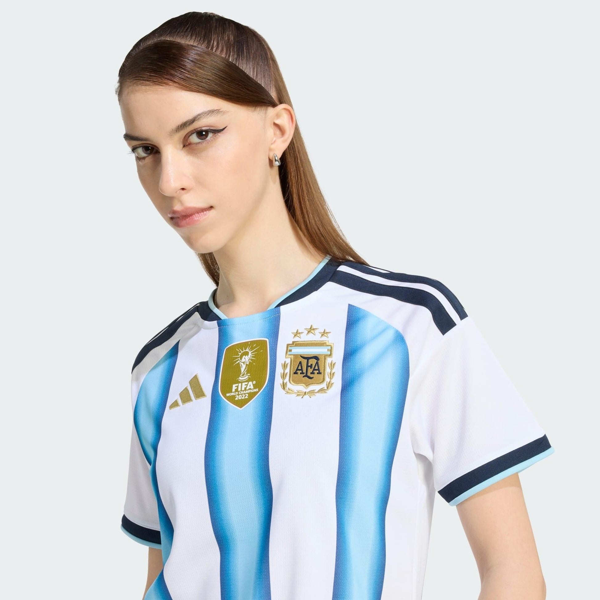 Camisa Feminina Argentina 26/27 Home, Camisas de Futebol, PIQUE DE JOGADOR, A camisa do seu time favorito agora disponível em nossa loja! Confeccionadas com tecido de poliéster de alta qualidade e uma tecnologia respirável de ponta, nossas camisas são uma fusão perfeita de conforto, resistência e frescor duradouro. Sinta-se envolvido(a) em luxo enquanto apoia o seu time, seja nas vibrantes arquibancadas ou no calor da competição nas quadras. O design exclusivo e as cores vibrantes destacam-se, tornando esta