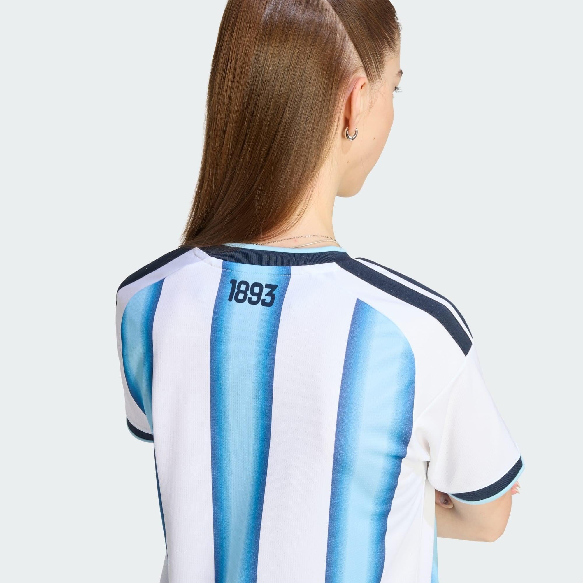 Camisa Feminina Argentina 26/27 Home, Camisas de Futebol, PIQUE DE JOGADOR, A camisa do seu time favorito agora disponível em nossa loja! Confeccionadas com tecido de poliéster de alta qualidade e uma tecnologia respirável de ponta, nossas camisas são uma fusão perfeita de conforto, resistência e frescor duradouro. Sinta-se envolvido(a) em luxo enquanto apoia o seu time, seja nas vibrantes arquibancadas ou no calor da competição nas quadras. O design exclusivo e as cores vibrantes destacam-se, tornando esta