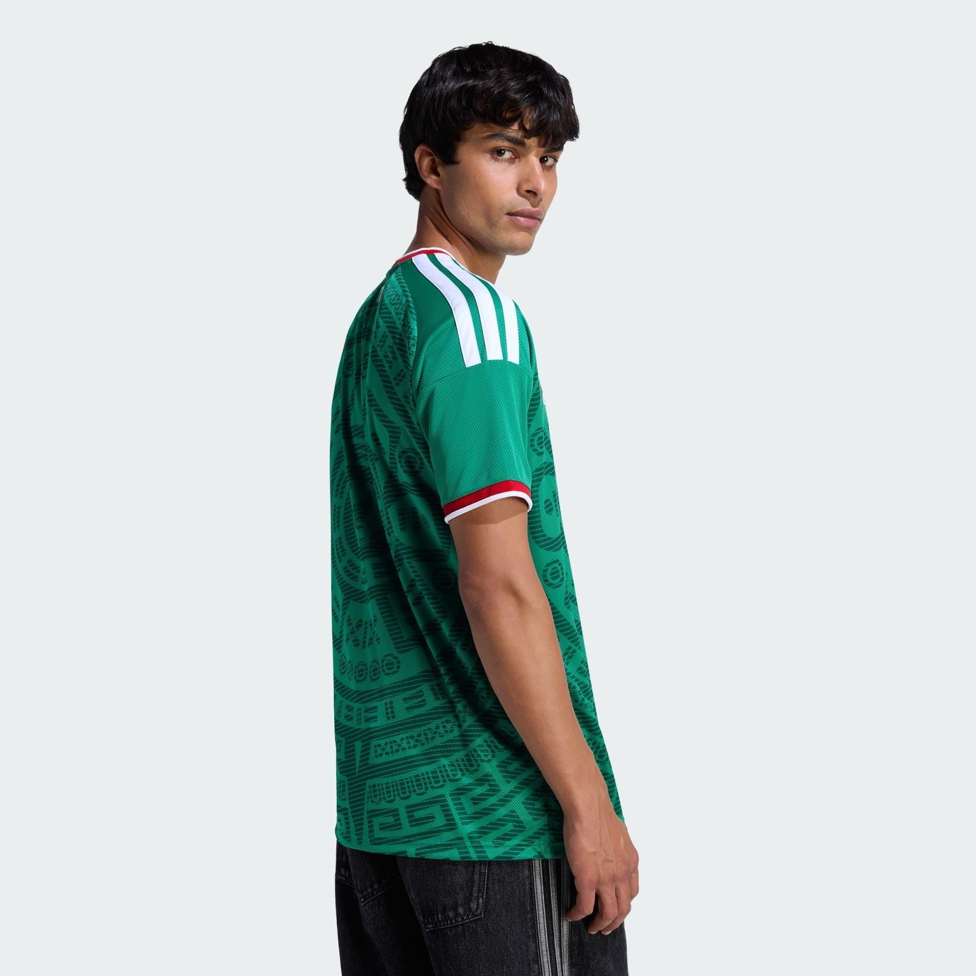 Camisa México 26/27 Home, , PIQUE DE JOGADOR, A camisa do seu time favorito agora disponível em nossa loja! Confeccionadas com tecido de poliéster de alta qualidade e uma tecnologia respirável de ponta, nossas camisas são uma fusão perfeita de conforto, resistência e frescor duradouro. Sinta-se envolvido(a) em luxo enquanto apoia o seu time, seja nas vibrantes arquibancadas ou no calor da competição nas quadras. O design exclusivo e as cores vibrantes destacam-se, tornando esta camisa um ícone de estilo par