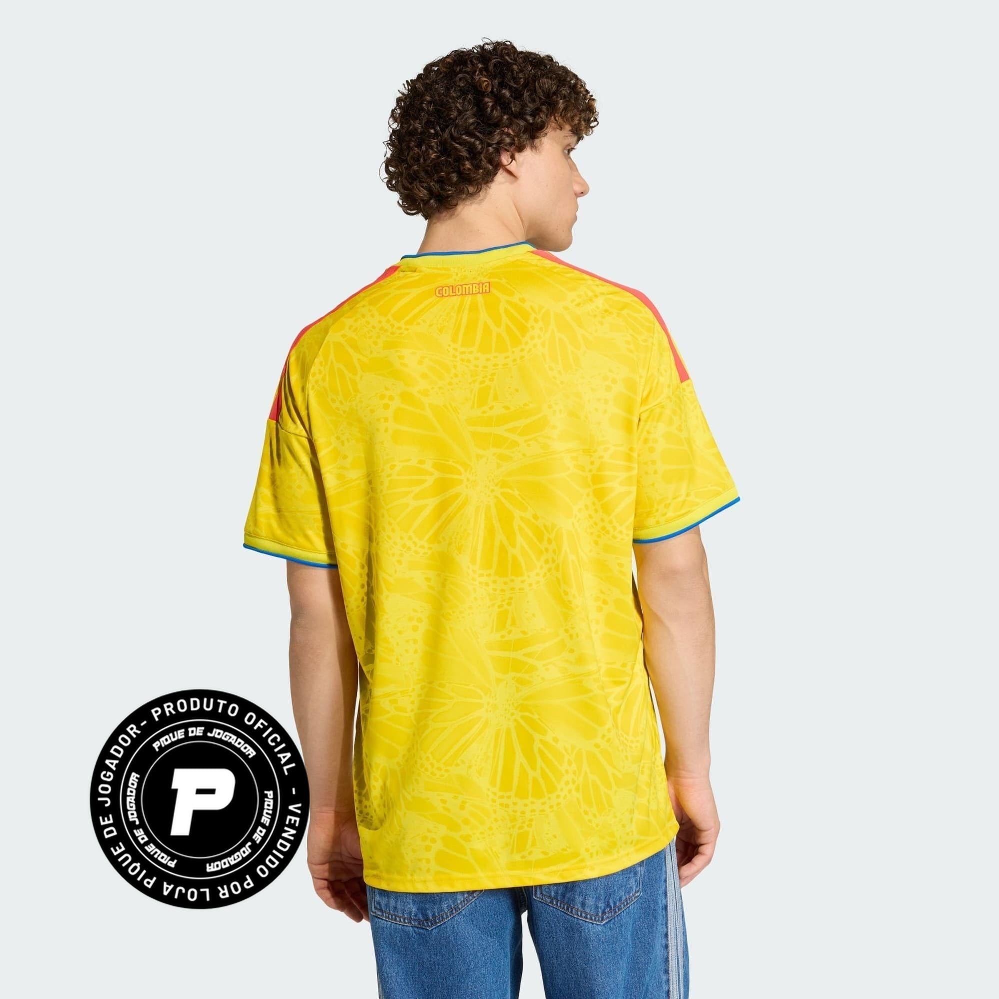 Camisa Colômbia 26/27 Home, , PIQUE DE JOGADOR, A camisa do seu time favorito agora disponível em nossa loja! Confeccionadas com tecido de poliéster de alta qualidade e uma tecnologia respirável de ponta, nossas camisas são uma fusão perfeita de conforto, resistência e frescor duradouro. Sinta-se envolvido(a) em luxo enquanto apoia o seu time, seja nas vibrantes arquibancadas ou no calor da competição nas quadras. O design exclusivo e as cores vibrantes destacam-se, tornando esta camisa um ícone de estilo p