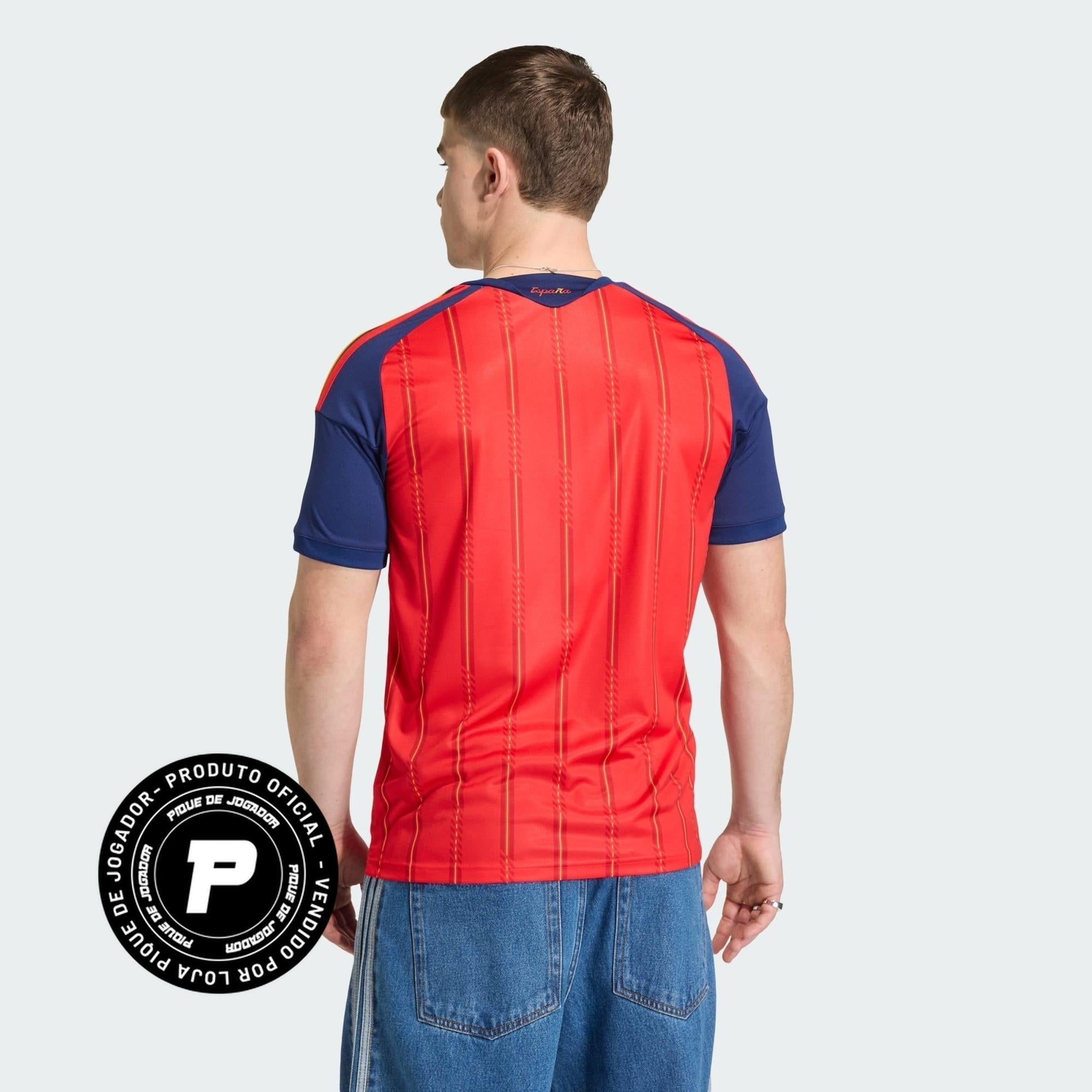 Camisa Espanha 26/27 Home, , PIQUE DE JOGADOR, A camisa do seu time favorito agora disponível em nossa loja! Confeccionadas com tecido de poliéster de alta qualidade e uma tecnologia respirável de ponta, nossas camisas são uma fusão perfeita de conforto, resistência e frescor duradouro. Sinta-se envolvido(a) em luxo enquanto apoia o seu time, seja nas vibrantes arquibancadas ou no calor da competição nas quadras. O design exclusivo e as cores vibrantes destacam-se, tornando esta camisa um ícone de estilo pa