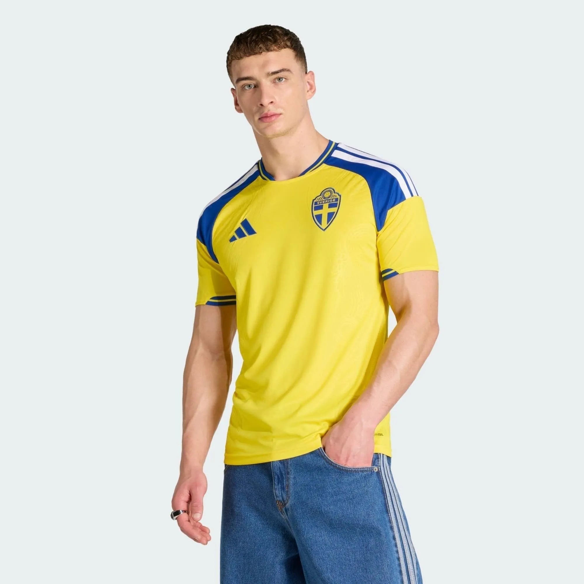 Camisa Suécia 26/27 Home, , PIQUE DE JOGADOR, A camisa do seu time favorito agora disponível em nossa loja! Confeccionadas com tecido de poliéster de alta qualidade e uma tecnologia respirável de ponta, nossas camisas são uma fusão perfeita de conforto, resistência e frescor duradouro. Sinta-se envolvido(a) em luxo enquanto apoia o seu time, seja nas vibrantes arquibancadas ou no calor da competição nas quadras. O design exclusivo e as cores vibrantes destacam-se, tornando esta camisa um ícone de estilo par