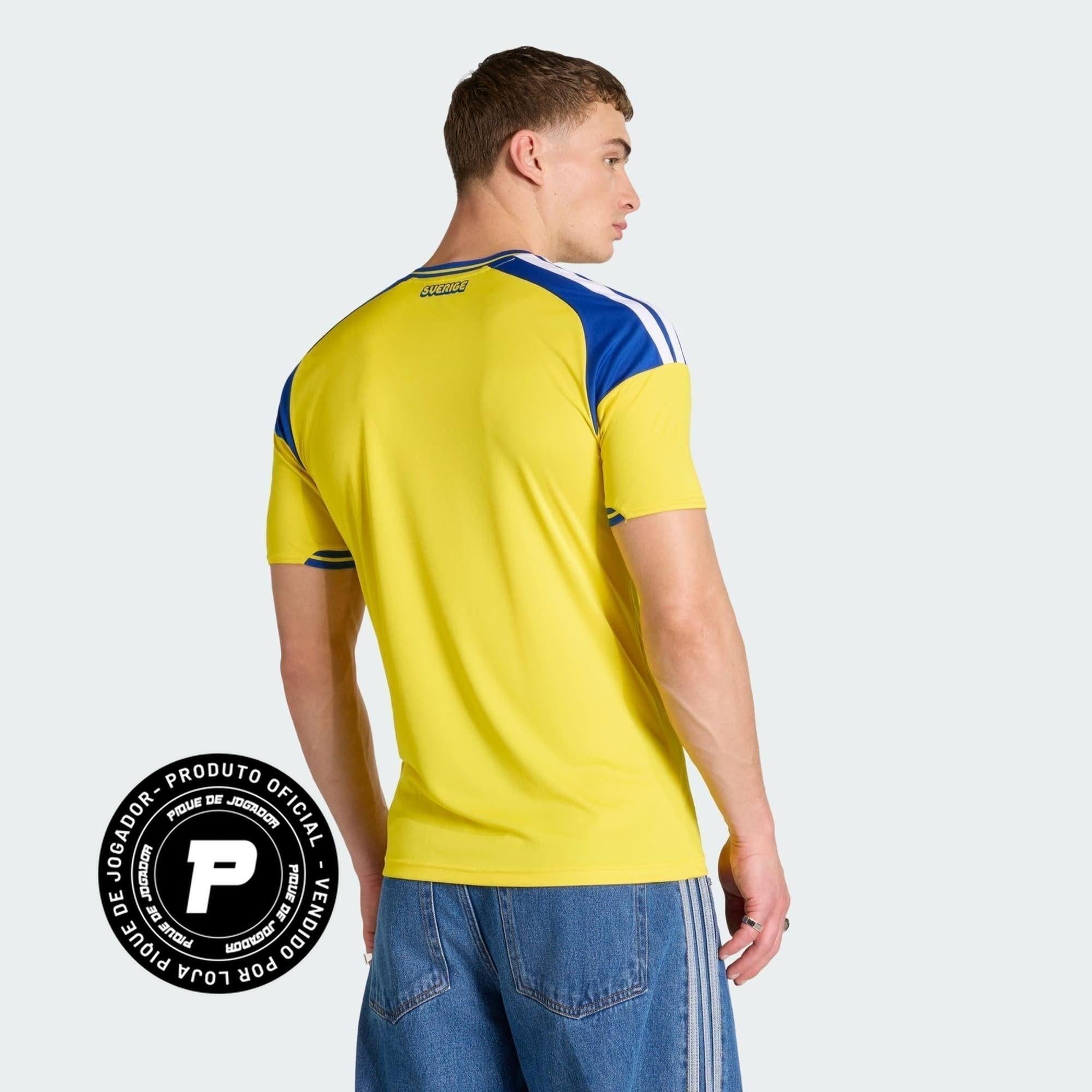 Camisa Suécia 26/27 Home, , PIQUE DE JOGADOR, A camisa do seu time favorito agora disponível em nossa loja! Confeccionadas com tecido de poliéster de alta qualidade e uma tecnologia respirável de ponta, nossas camisas são uma fusão perfeita de conforto, resistência e frescor duradouro. Sinta-se envolvido(a) em luxo enquanto apoia o seu time, seja nas vibrantes arquibancadas ou no calor da competição nas quadras. O design exclusivo e as cores vibrantes destacam-se, tornando esta camisa um ícone de estilo par