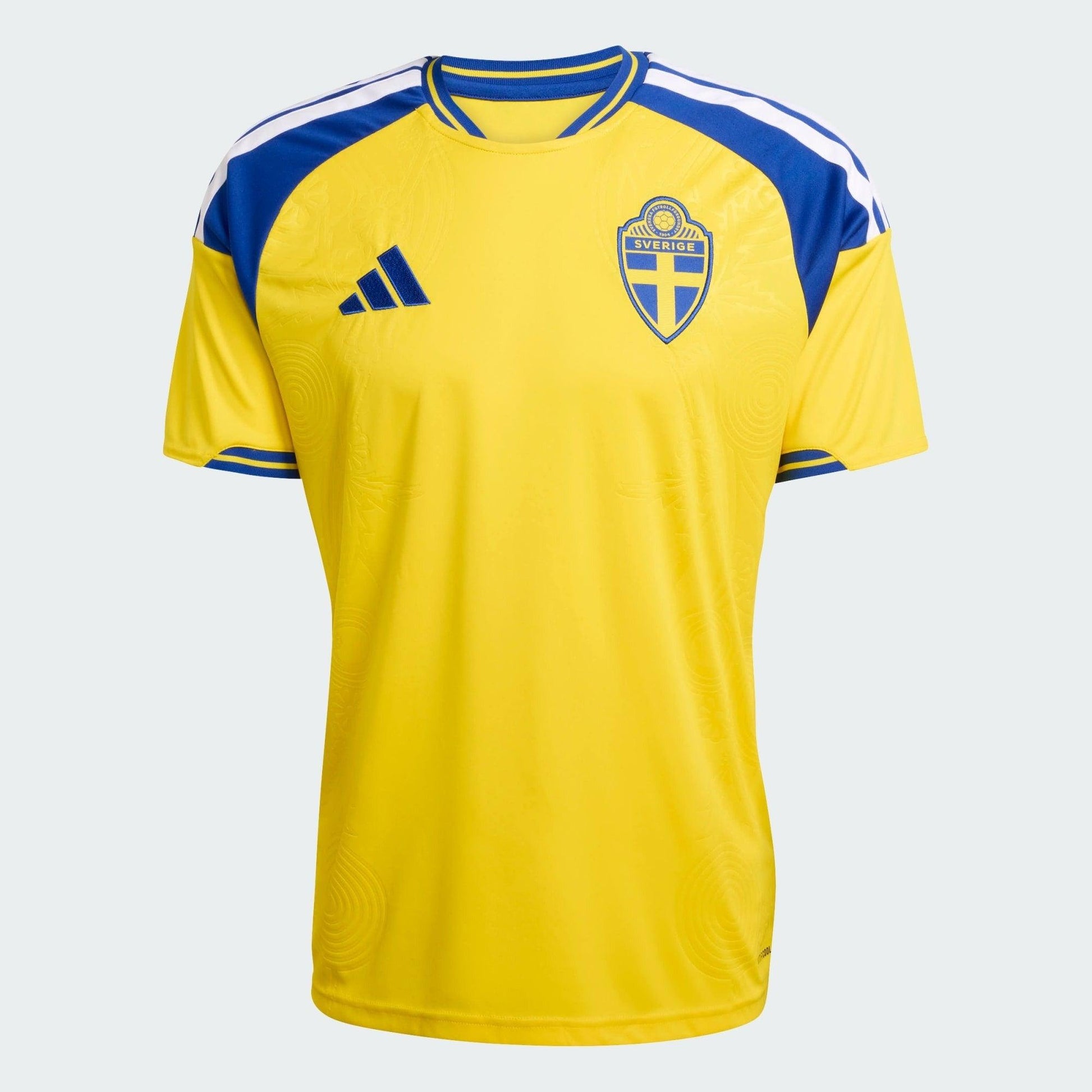 Camisa Suécia 26/27 Home, , PIQUE DE JOGADOR, A camisa do seu time favorito agora disponível em nossa loja! Confeccionadas com tecido de poliéster de alta qualidade e uma tecnologia respirável de ponta, nossas camisas são uma fusão perfeita de conforto, resistência e frescor duradouro. Sinta-se envolvido(a) em luxo enquanto apoia o seu time, seja nas vibrantes arquibancadas ou no calor da competição nas quadras. O design exclusivo e as cores vibrantes destacam-se, tornando esta camisa um ícone de estilo par