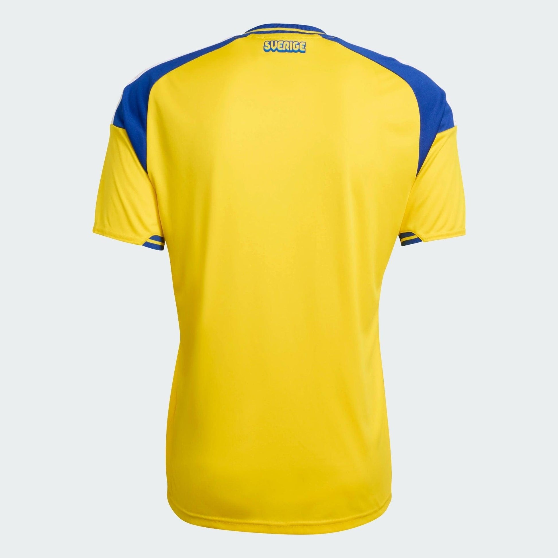 Camisa Suécia 26/27 Home, , PIQUE DE JOGADOR, A camisa do seu time favorito agora disponível em nossa loja! Confeccionadas com tecido de poliéster de alta qualidade e uma tecnologia respirável de ponta, nossas camisas são uma fusão perfeita de conforto, resistência e frescor duradouro. Sinta-se envolvido(a) em luxo enquanto apoia o seu time, seja nas vibrantes arquibancadas ou no calor da competição nas quadras. O design exclusivo e as cores vibrantes destacam-se, tornando esta camisa um ícone de estilo par