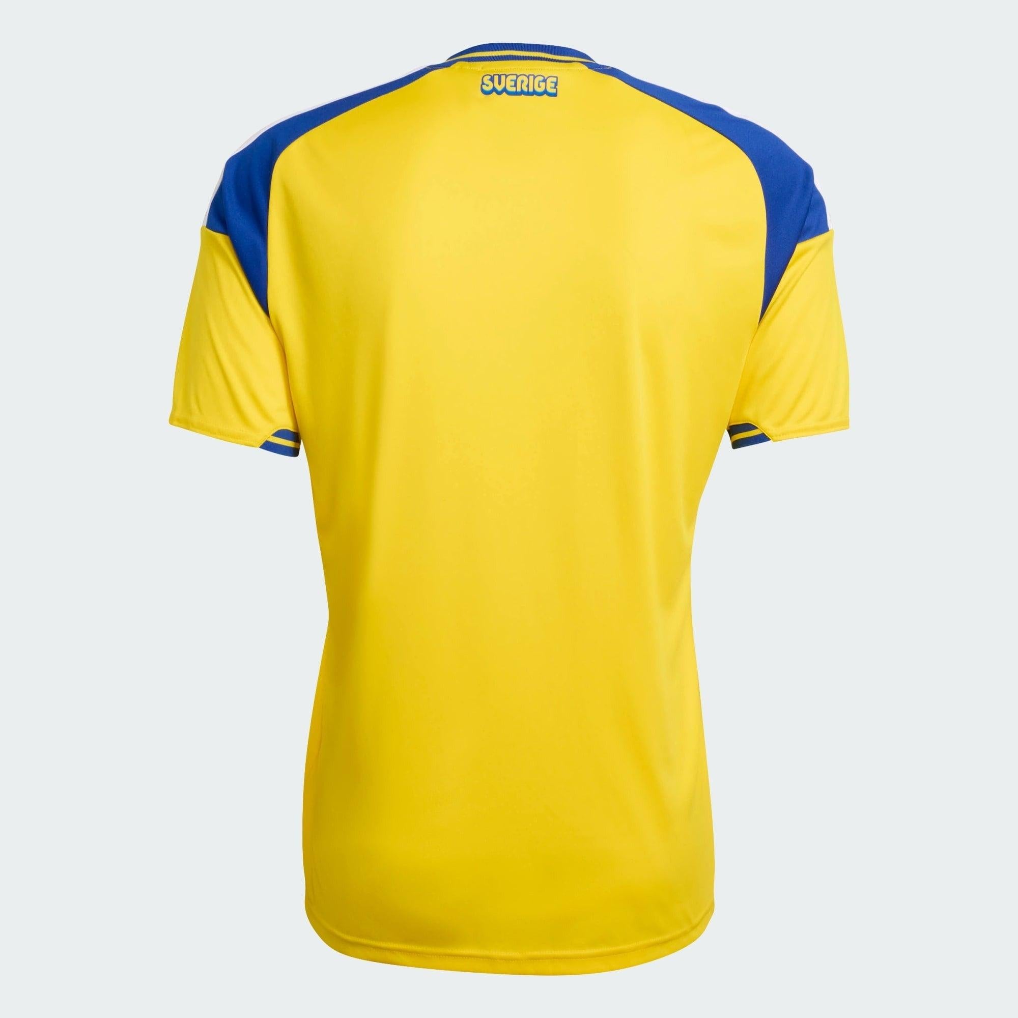 Camisa Suécia 26/27 Home, , PIQUE DE JOGADOR, A camisa do seu time favorito agora disponível em nossa loja! Confeccionadas com tecido de poliéster de alta qualidade e uma tecnologia respirável de ponta, nossas camisas são uma fusão perfeita de conforto, resistência e frescor duradouro. Sinta-se envolvido(a) em luxo enquanto apoia o seu time, seja nas vibrantes arquibancadas ou no calor da competição nas quadras. O design exclusivo e as cores vibrantes destacam-se, tornando esta camisa um ícone de estilo par