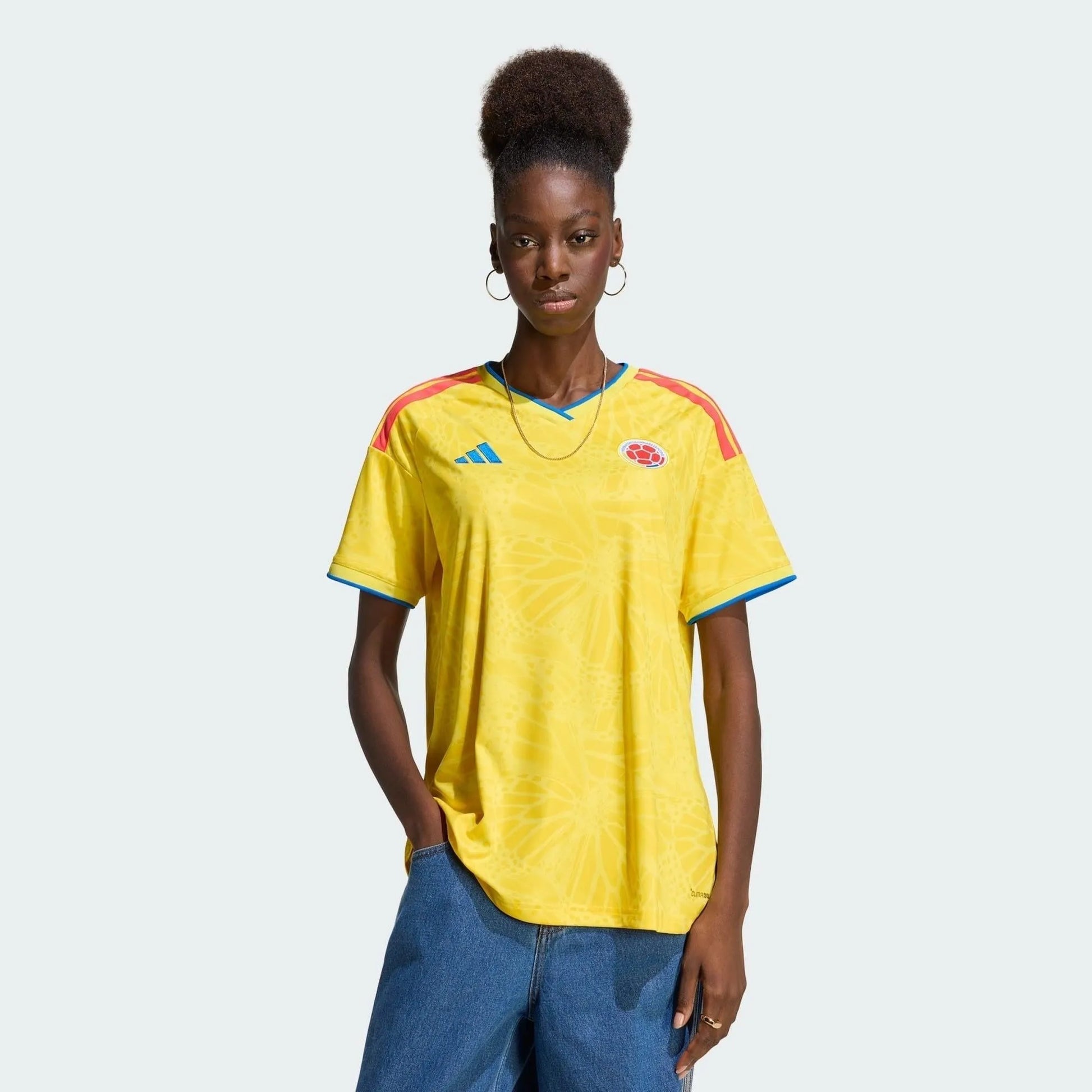 Camisa Feminina Colômbia 26/27 Home, Camisas de Futebol, PIQUE DE JOGADOR, A camisa do seu time favorito agora disponível em nossa loja! Confeccionadas com tecido de poliéster de alta qualidade e uma tecnologia respirável de ponta, nossas camisas são uma fusão perfeita de conforto, resistência e frescor duradouro. Sinta-se envolvido(a) em luxo enquanto apoia o seu time, seja nas vibrantes arquibancadas ou no calor da competição nas quadras. O design exclusivo e as cores vibrantes destacam-se, tornando esta 